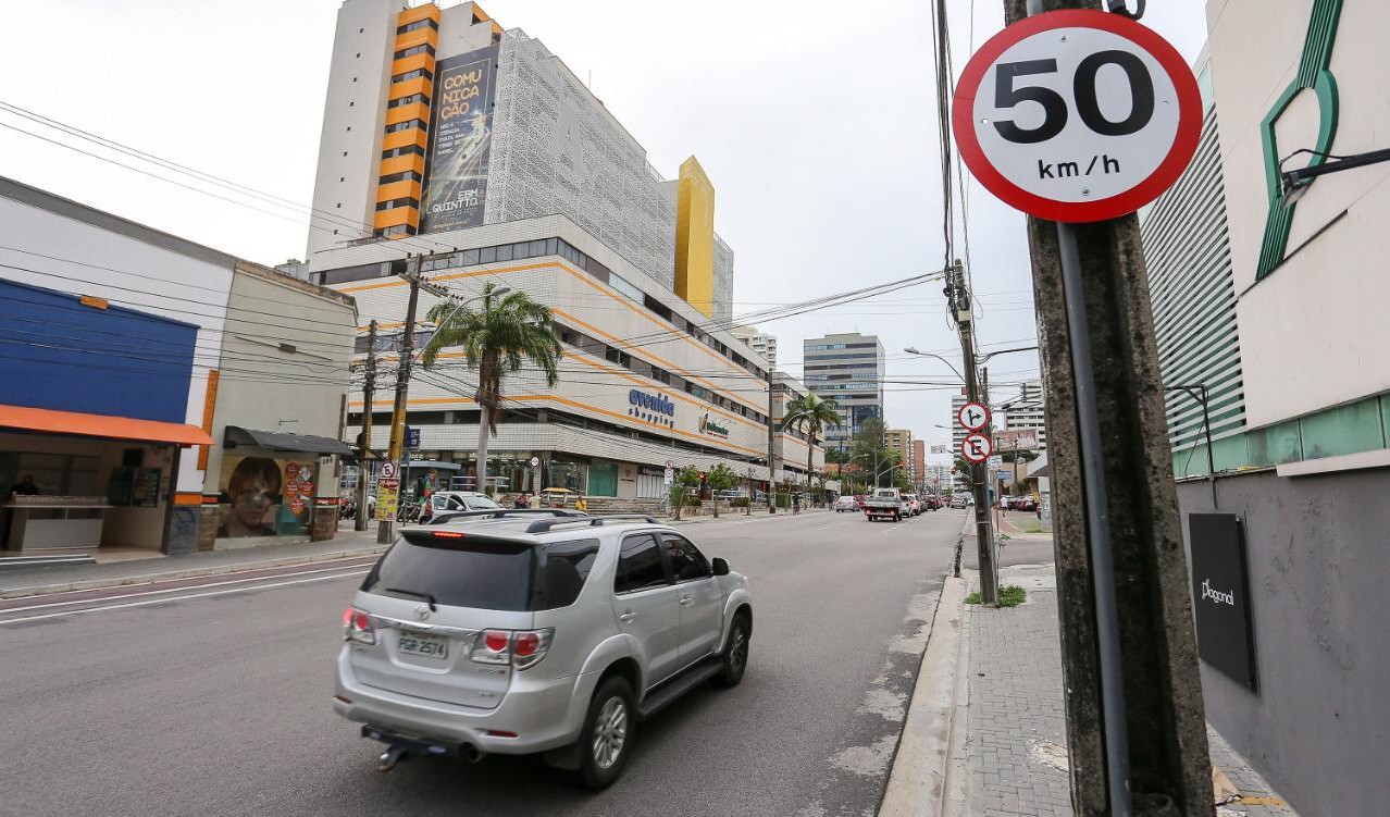 placa de 50km/h de limite de velocidade