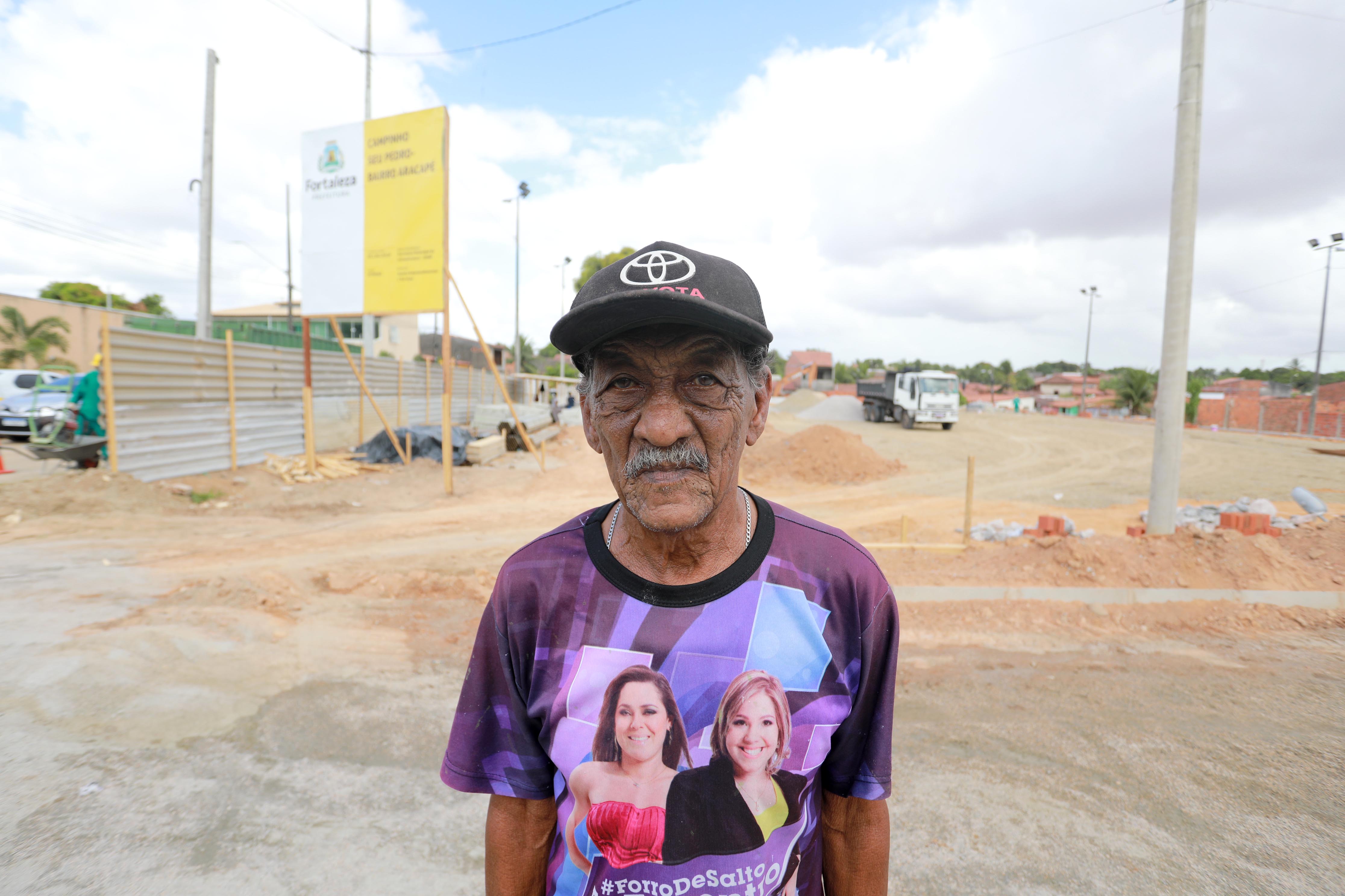 Pedro Luis Pereira posa para a foto no campinho