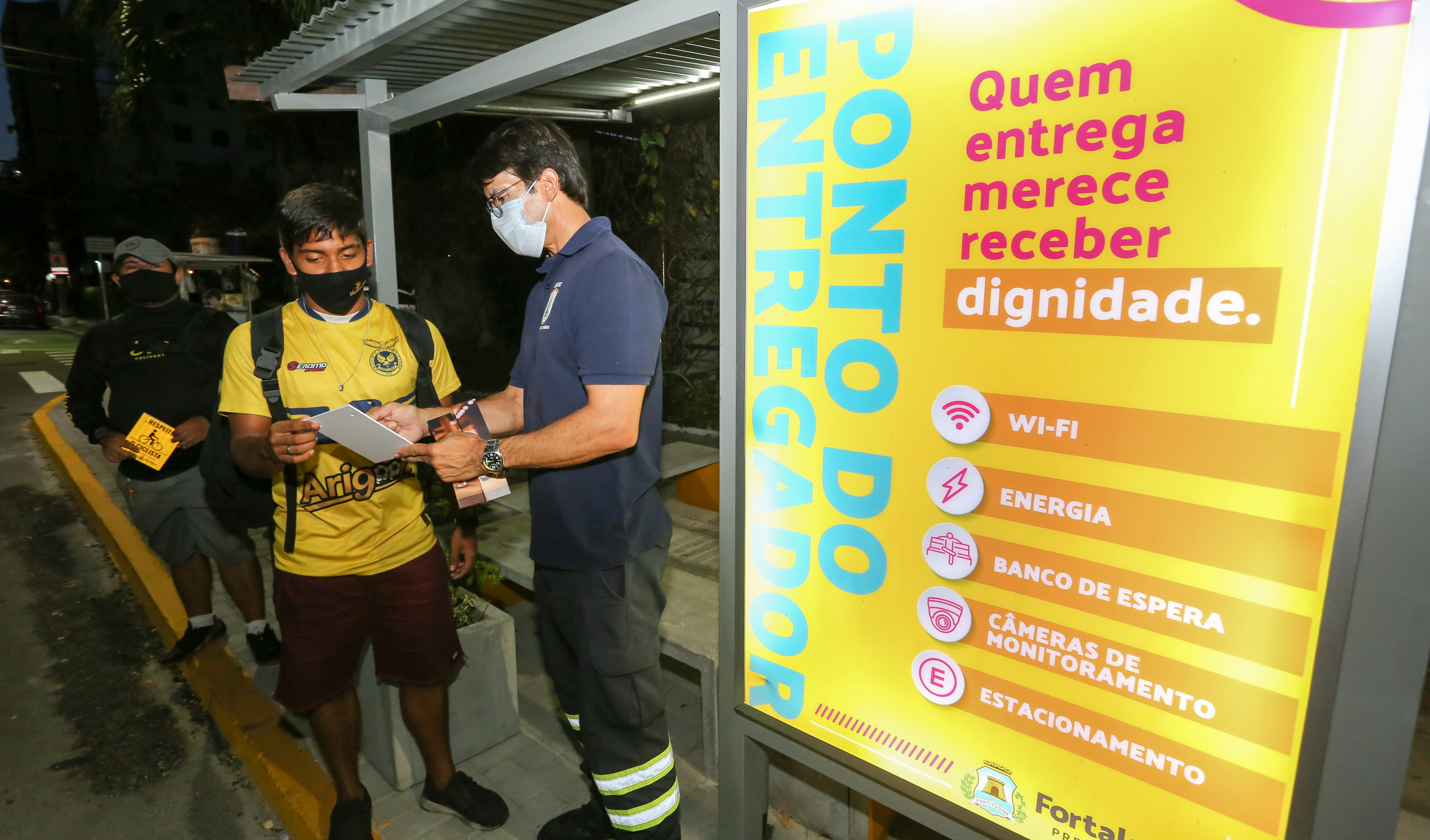 agente da amc conversa com um entregador no ponto do entregador