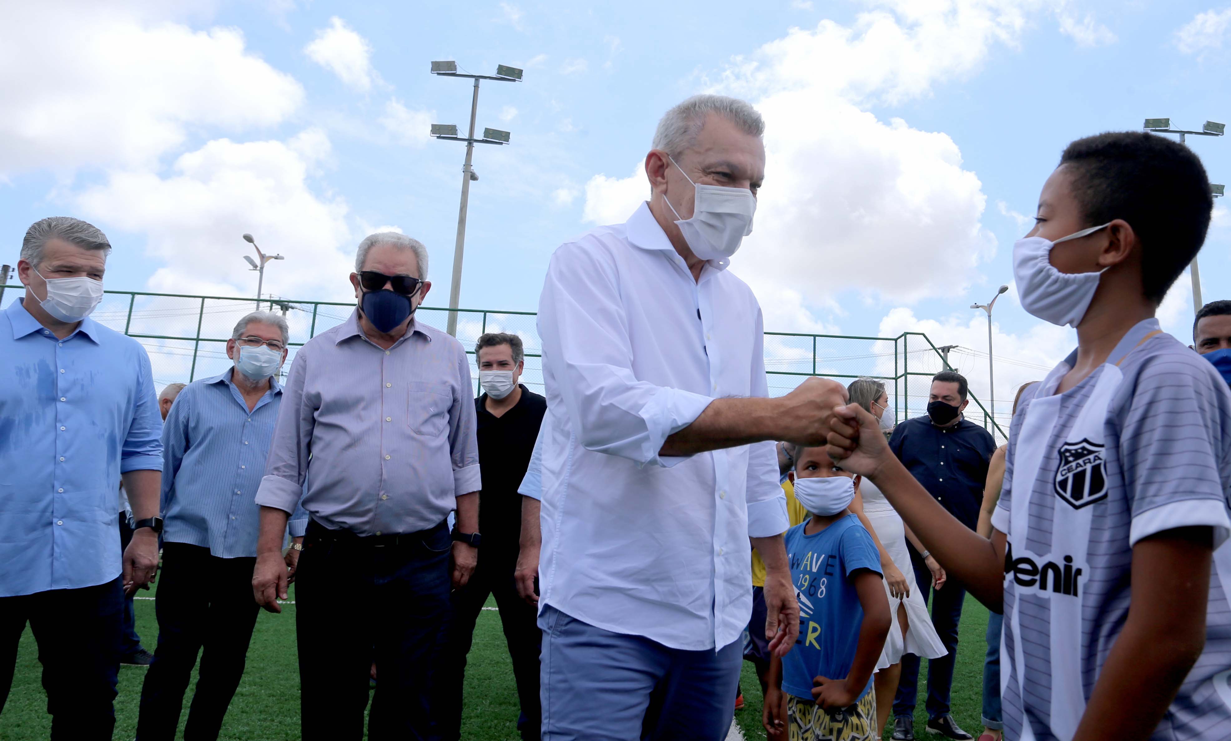 prefeito cumprimenta um menino na areninha