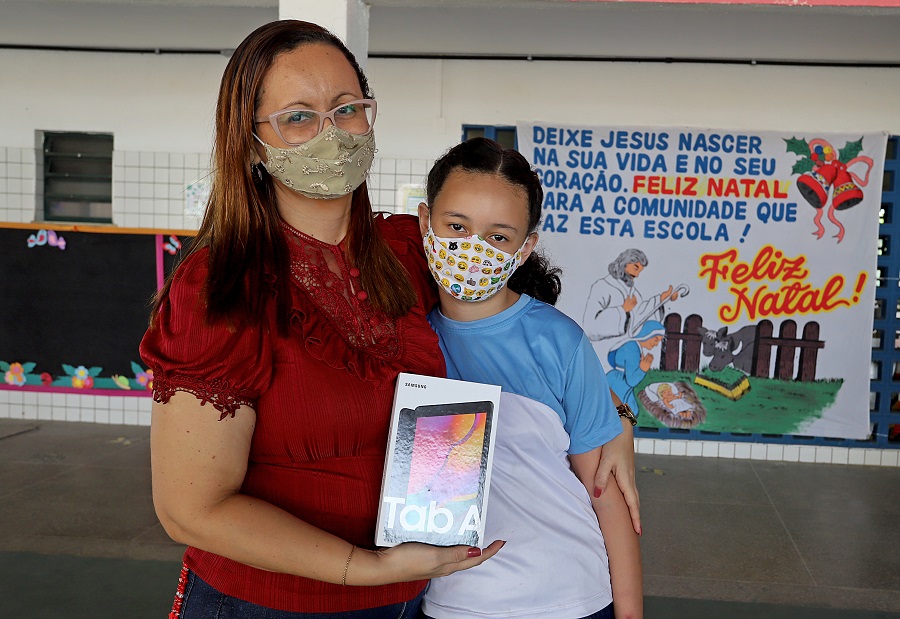 Entrega de tablets para alunos da Rede Municipal 