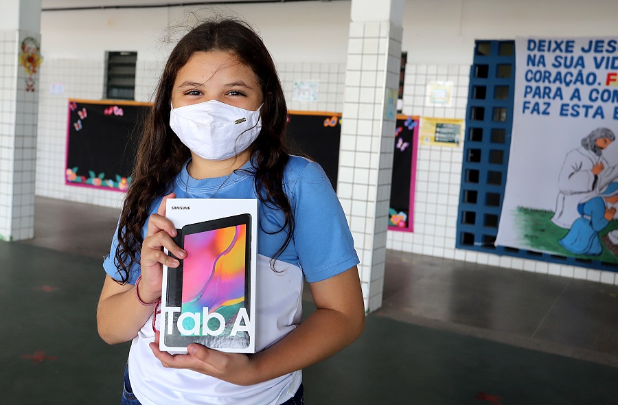 Entrega de tablets para alunos da Rede Municipal 