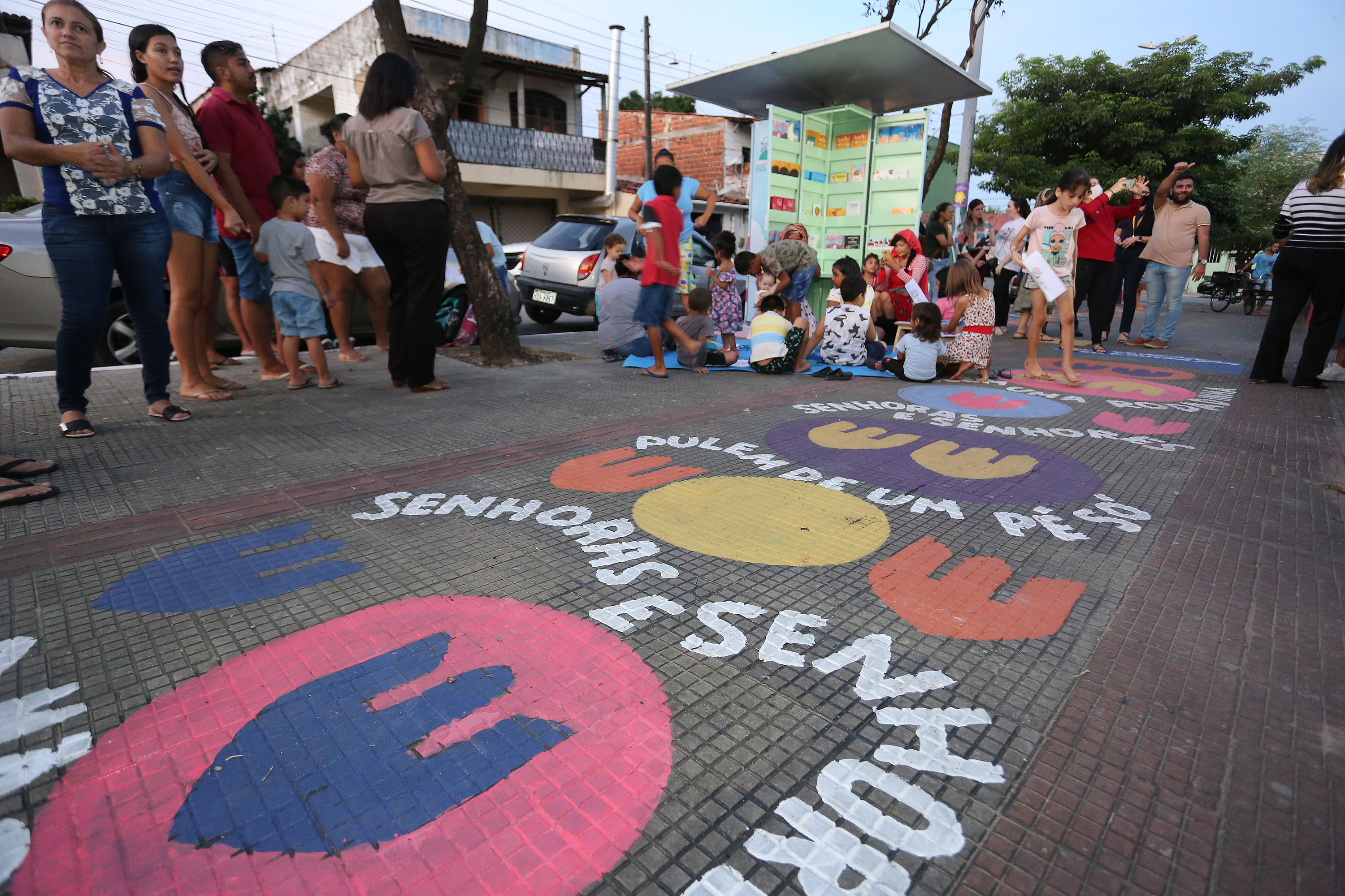 imagem aberta da praça mostrando as pinturas lúdicas no chão