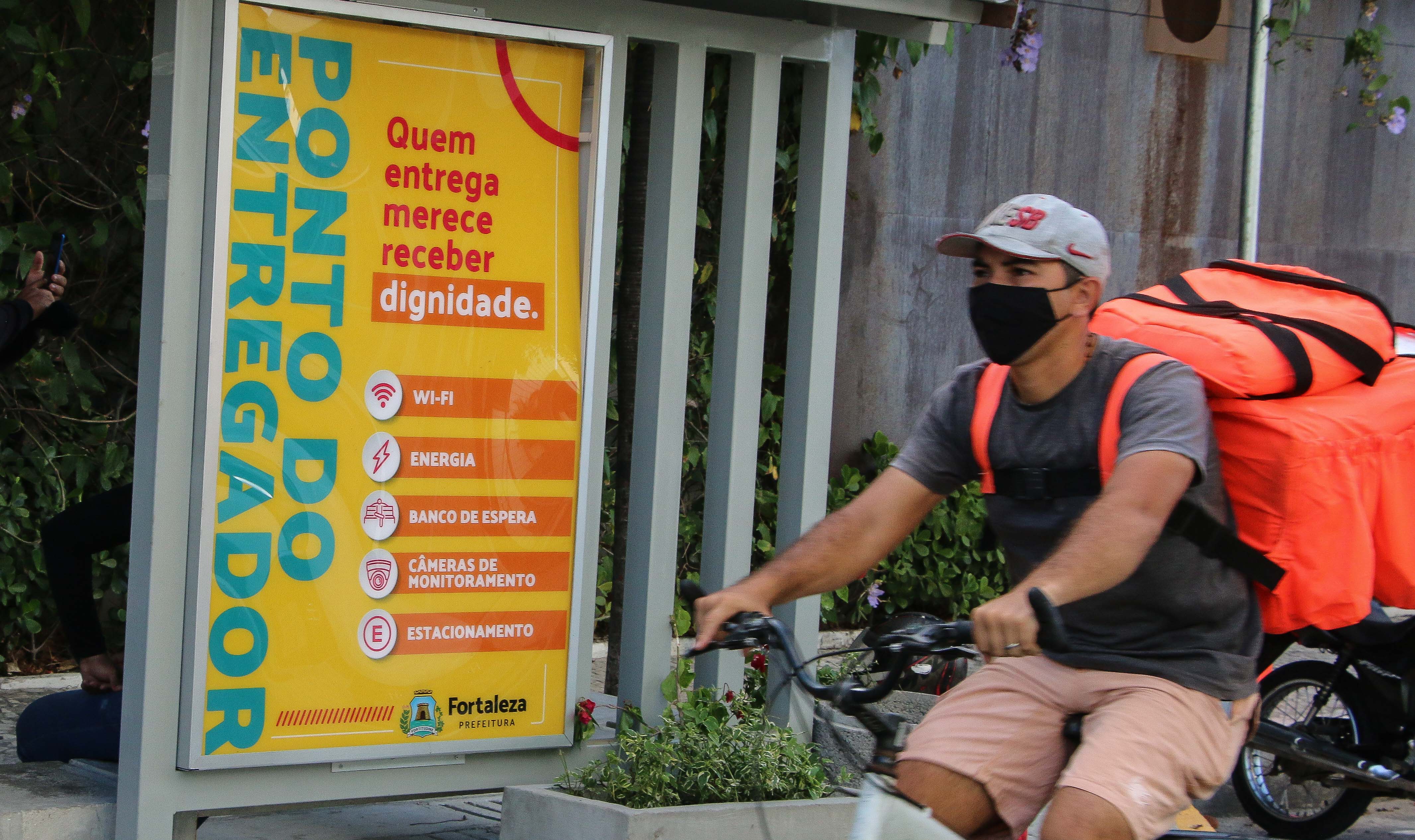 ciclista passando em frente ao ponto do entregador 