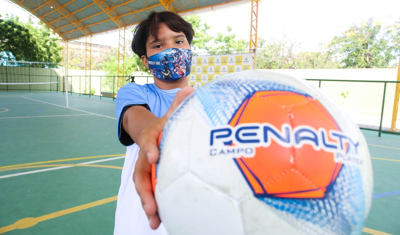 menino segurando uma bola