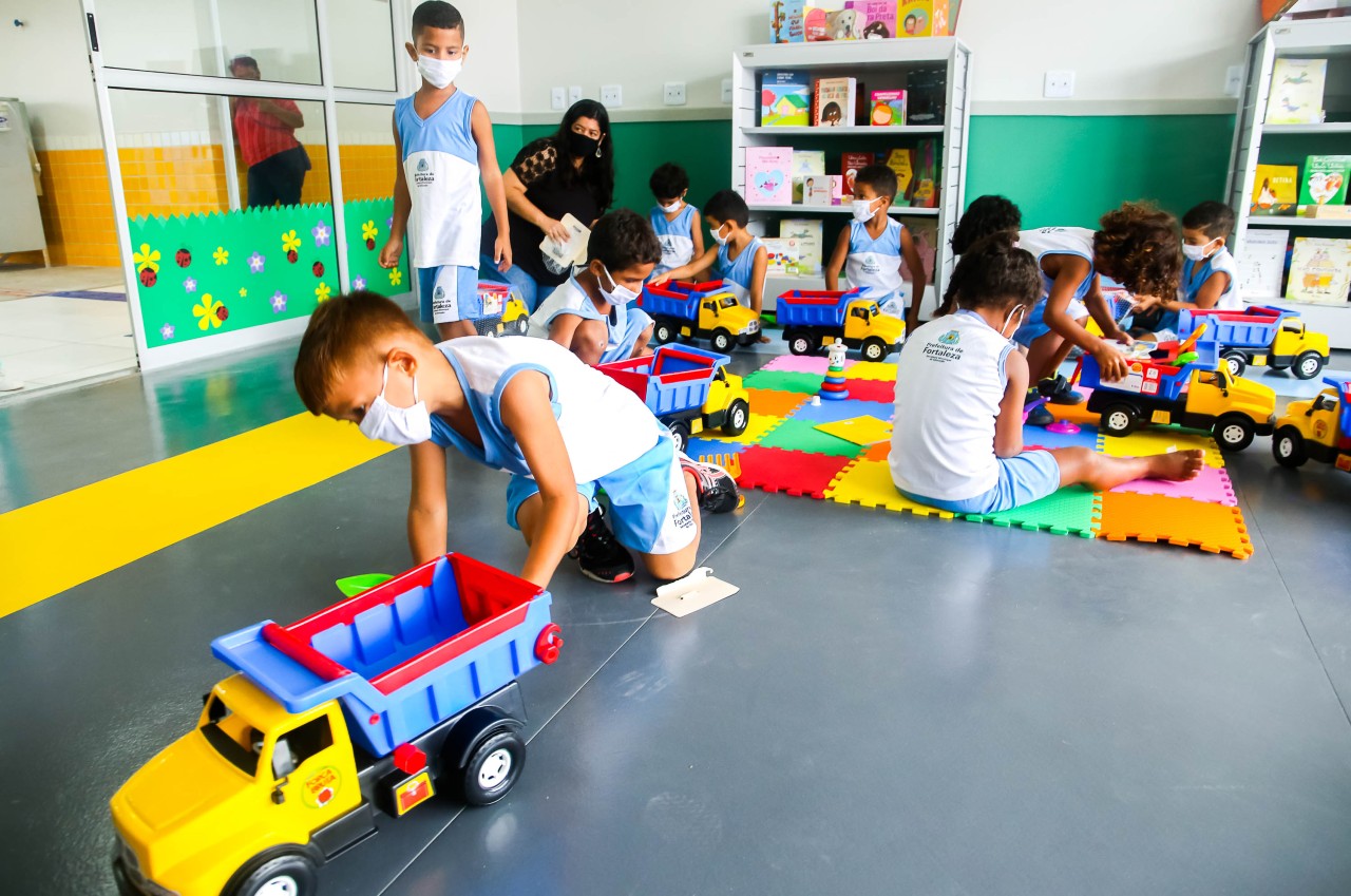 crianças brincando dentro de uma sala no CEI