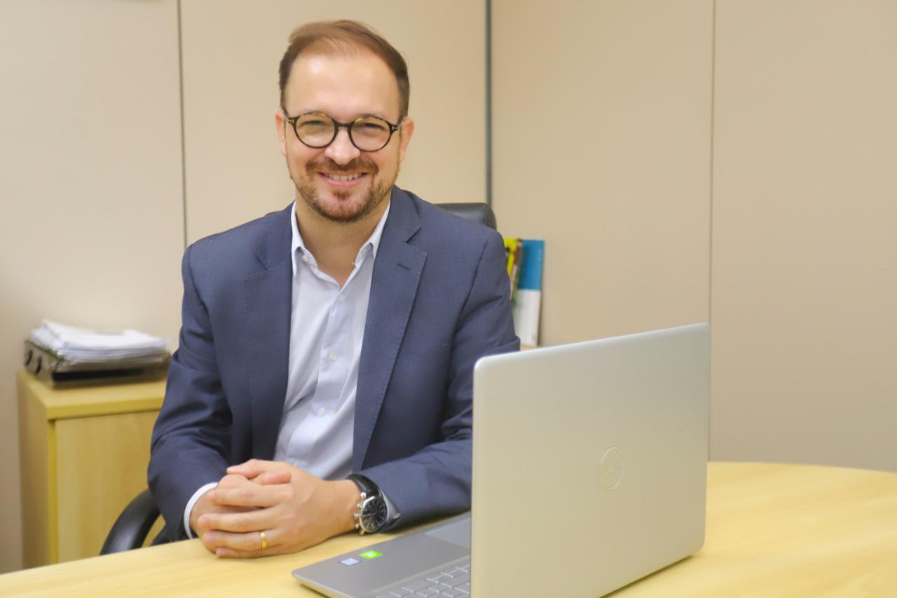 daniel aderaldo posa para a foto sorrindo