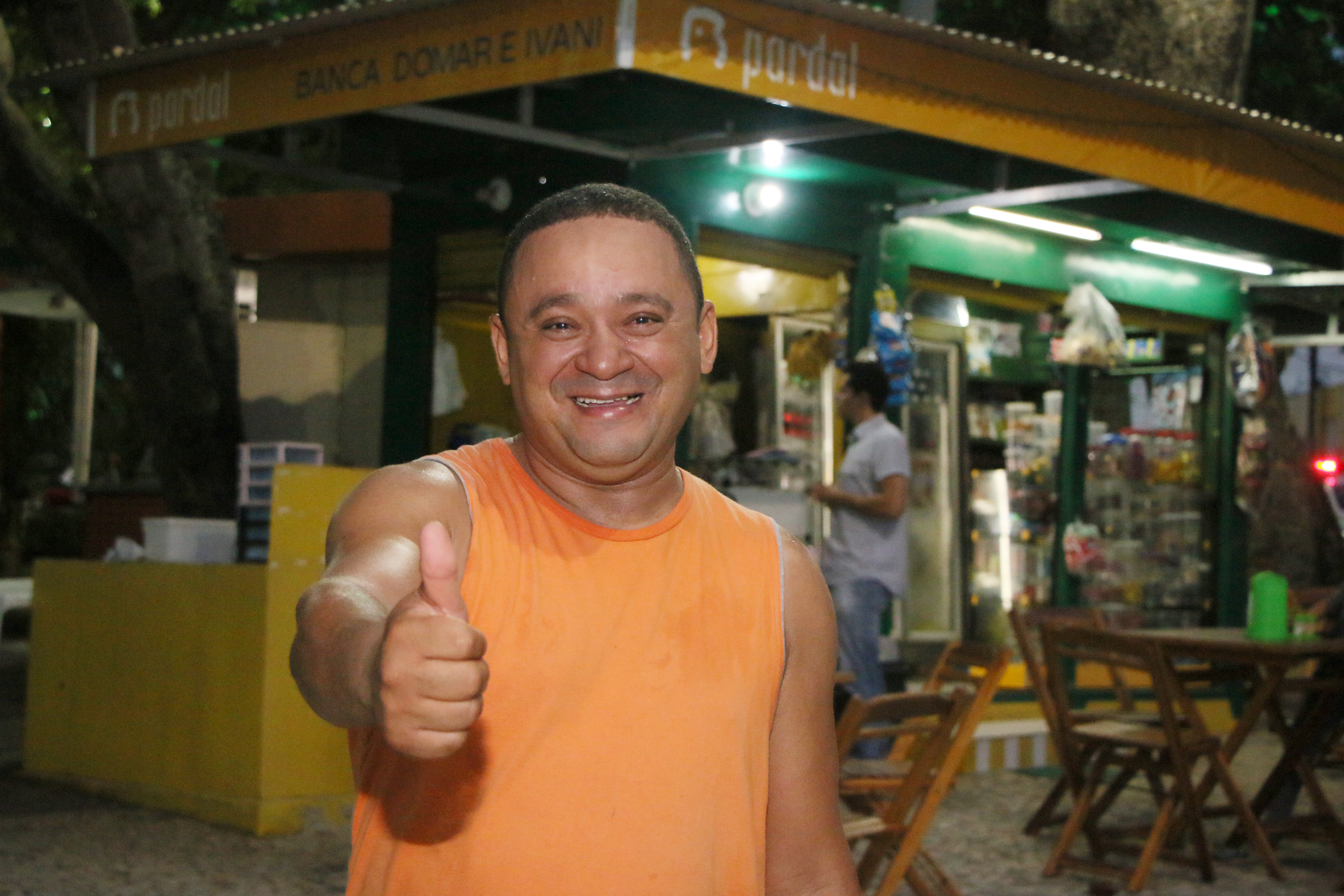 homem posando para a foto e fazendo o sinal de positivo