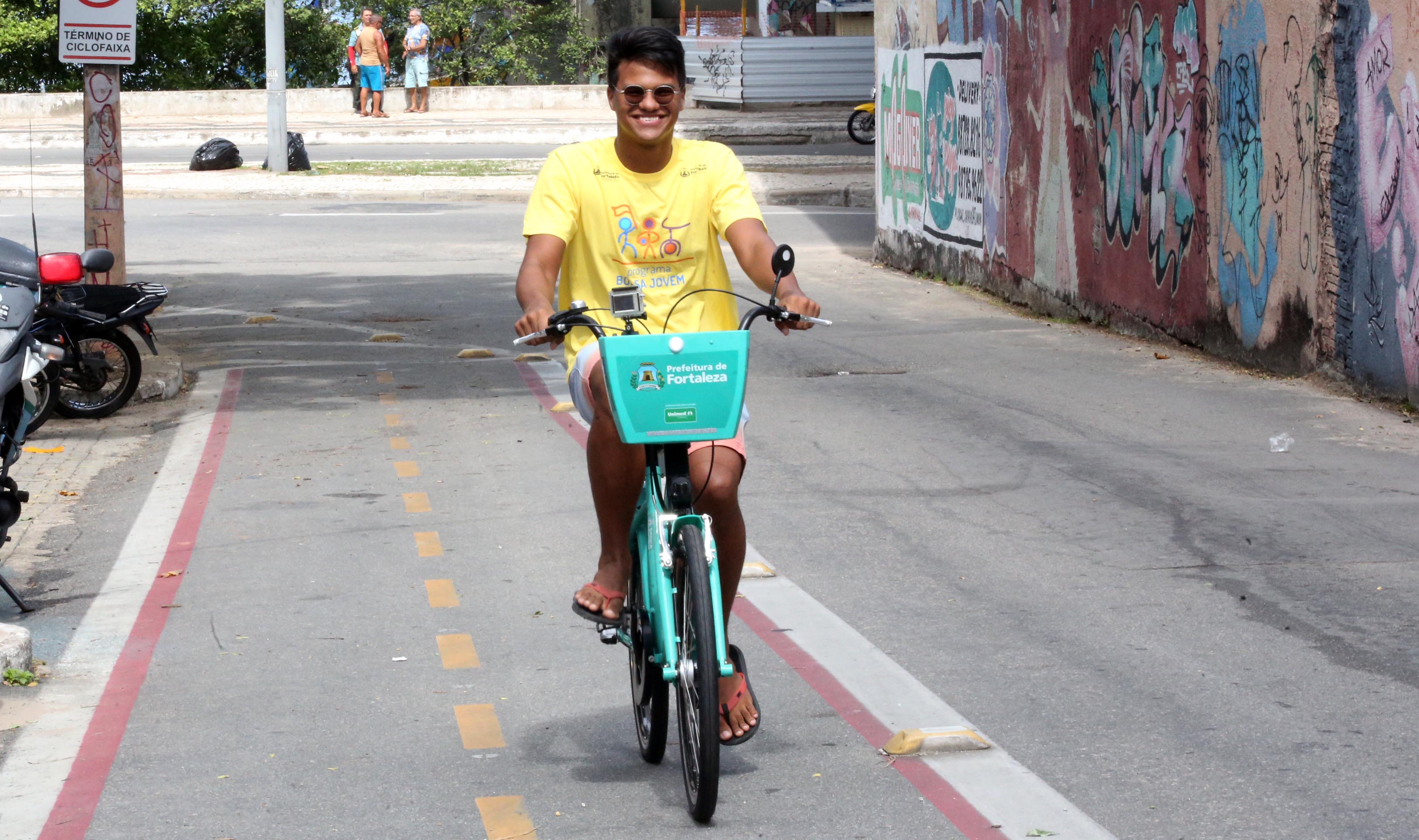 homem pedalando uma bicicleta