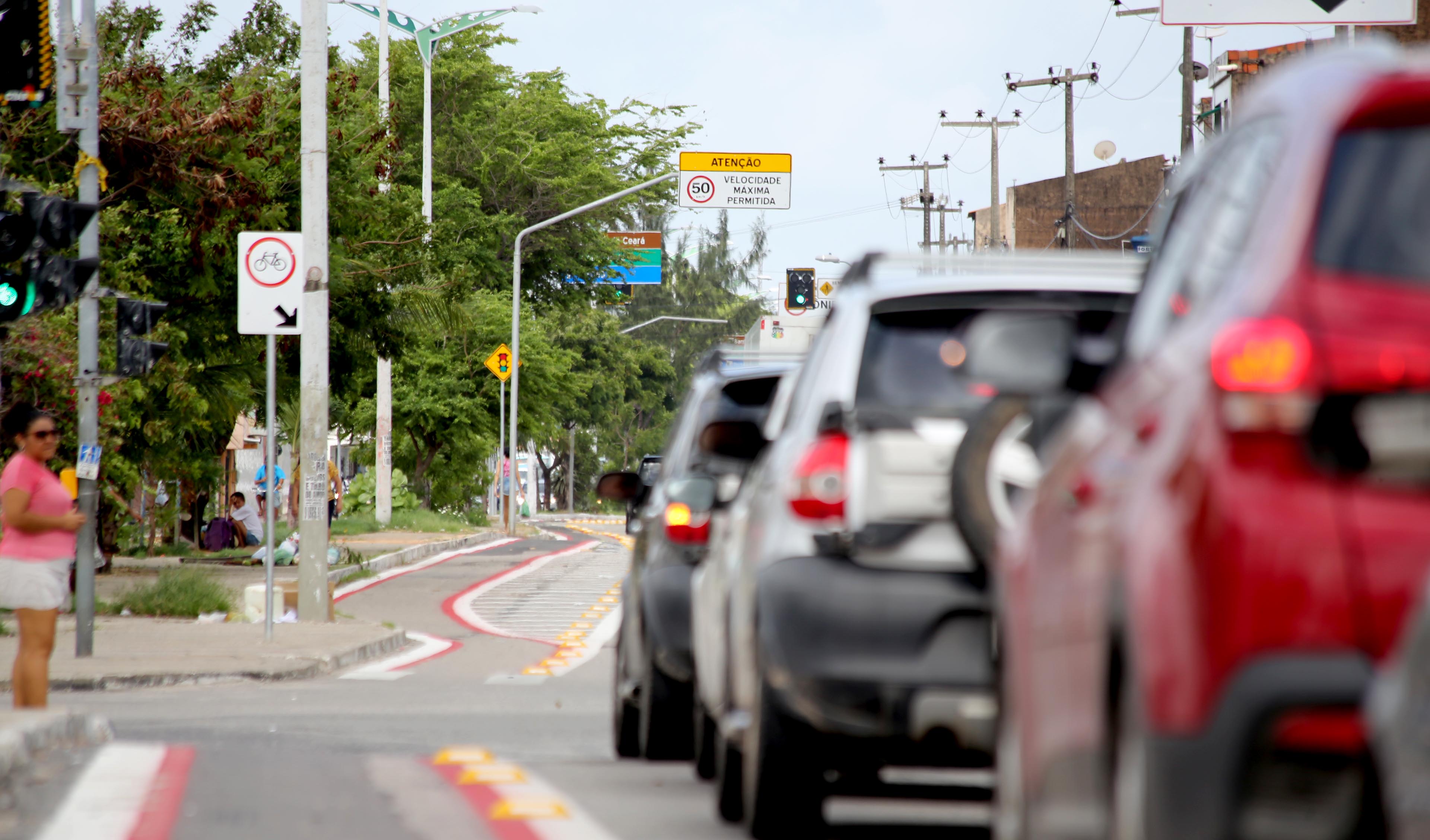 a foto mostra a avenida leste oeste com carros circulando