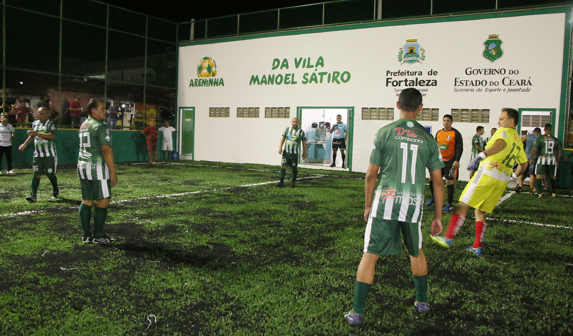 homens jogando futebol em campo