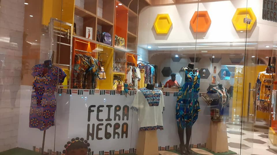 a foto mostra um estande da feira negra