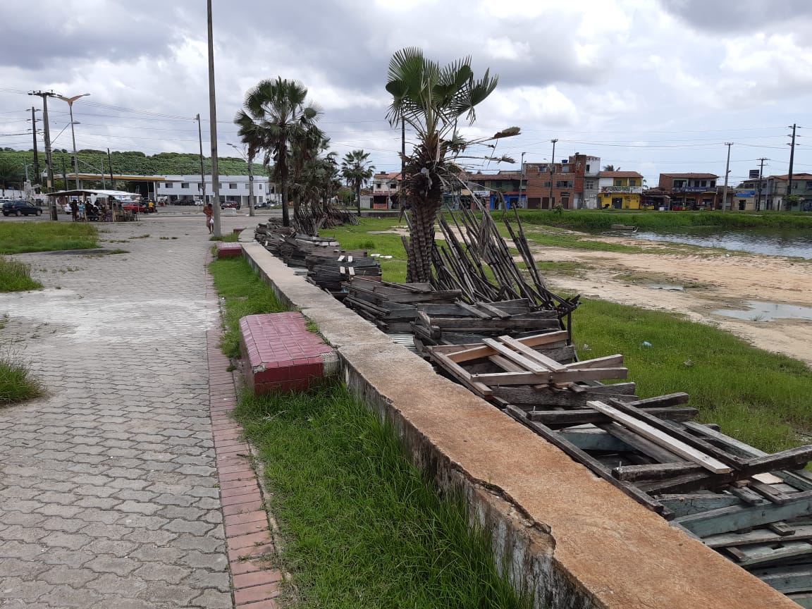 peças de barracas de feira desmontadas e amontoadas em calçada