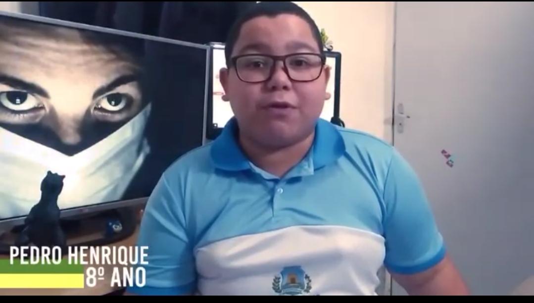 print de vídeo com garoto de óculos vestindo farda da rede municipal de ensino falando