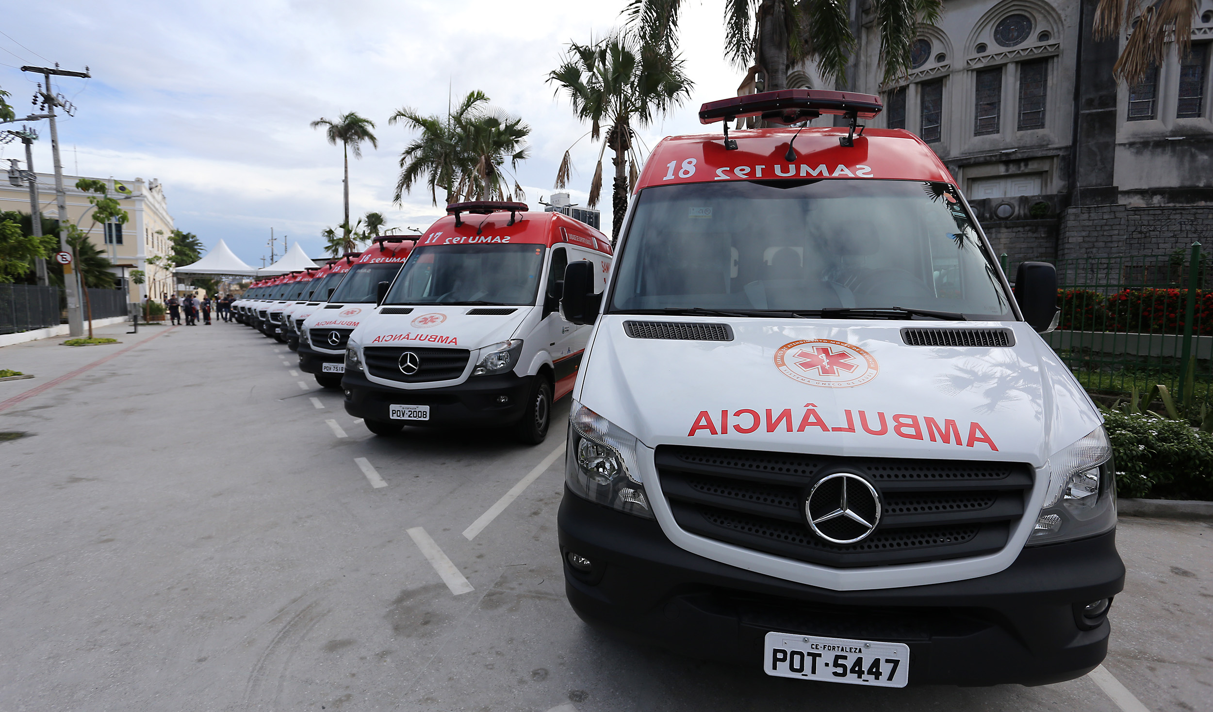 ambulâncias estacionadas em fileira