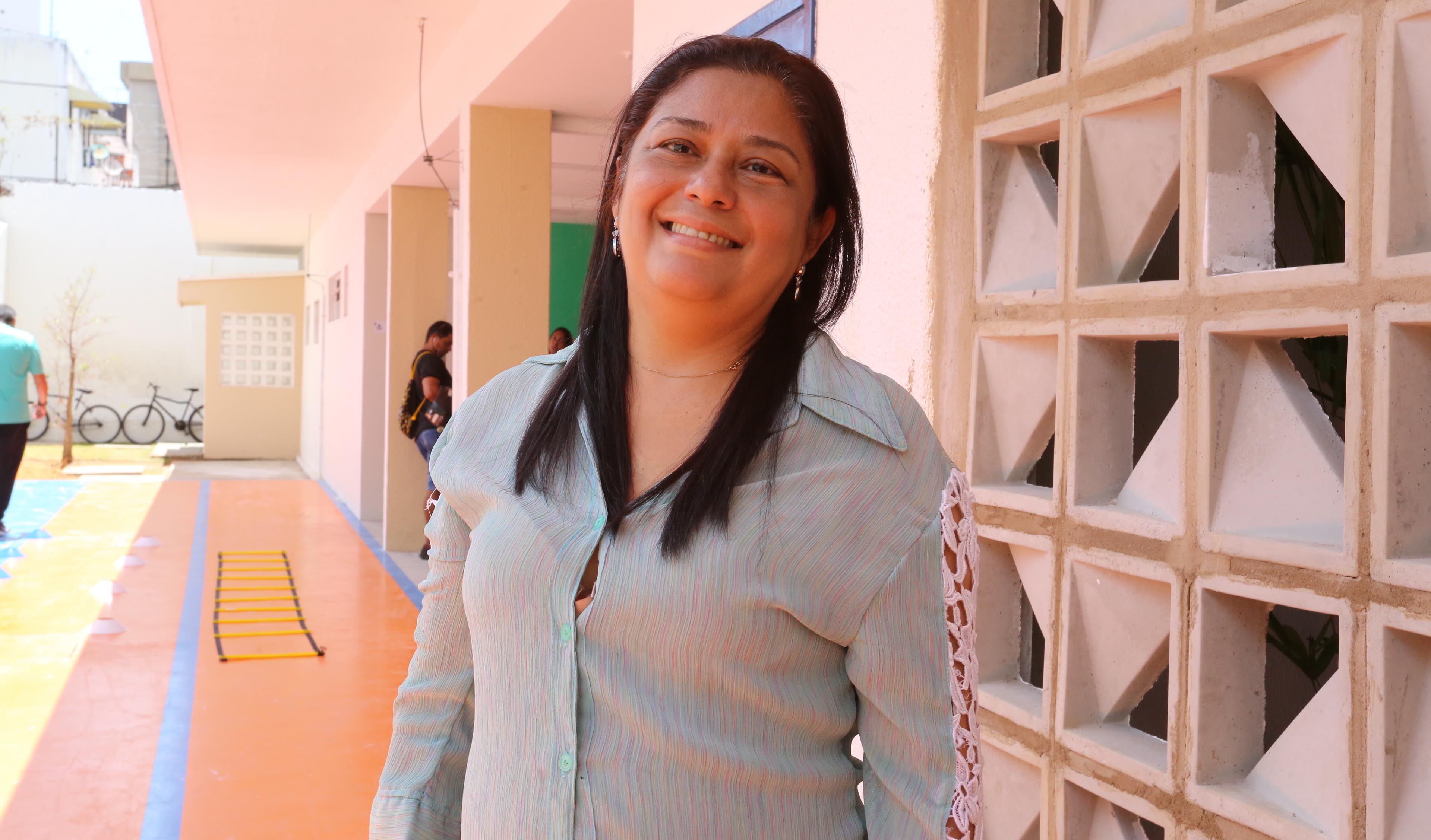 Mulher sorrindo para a foto