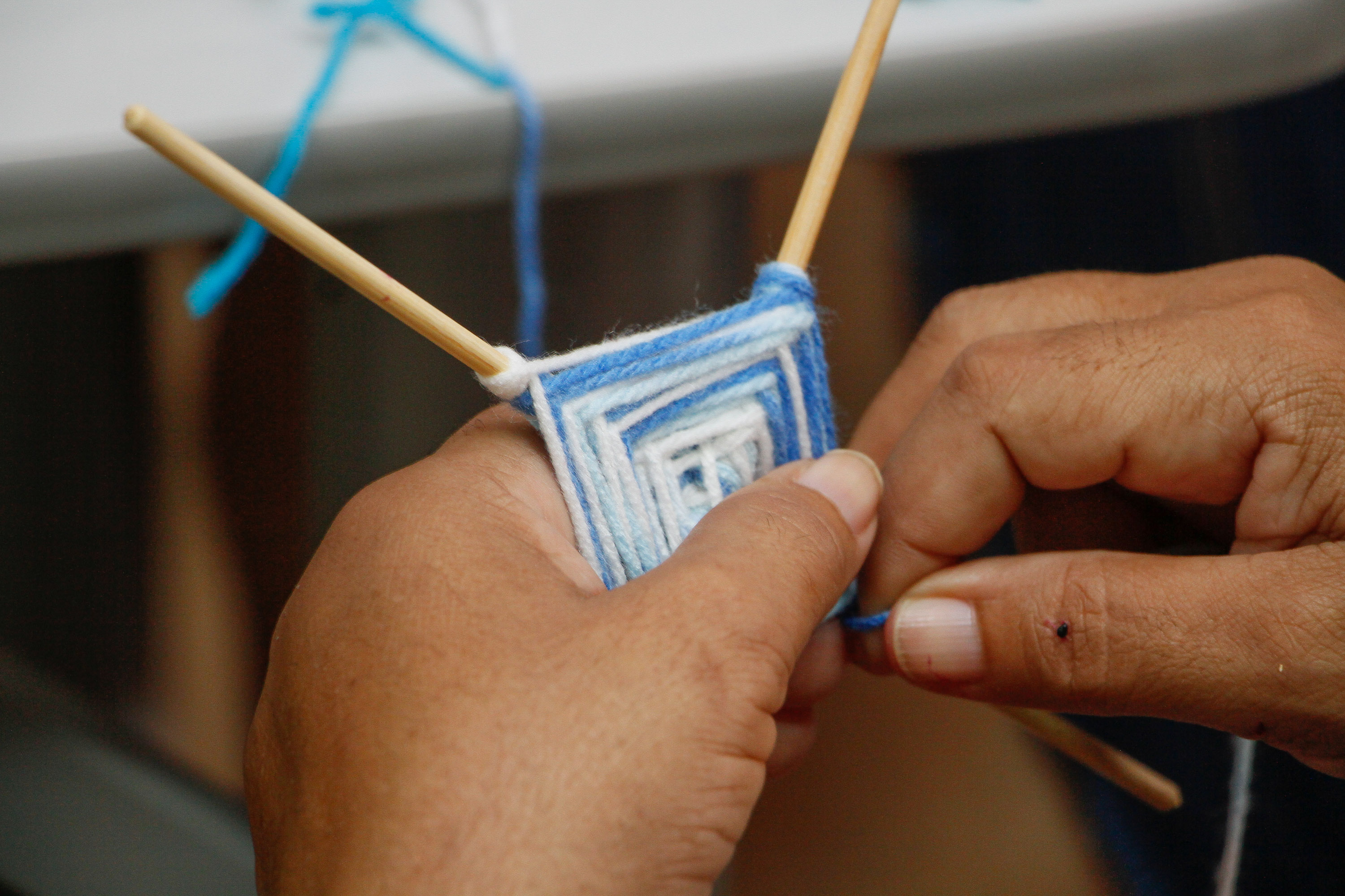 mãos manuseando artesanato