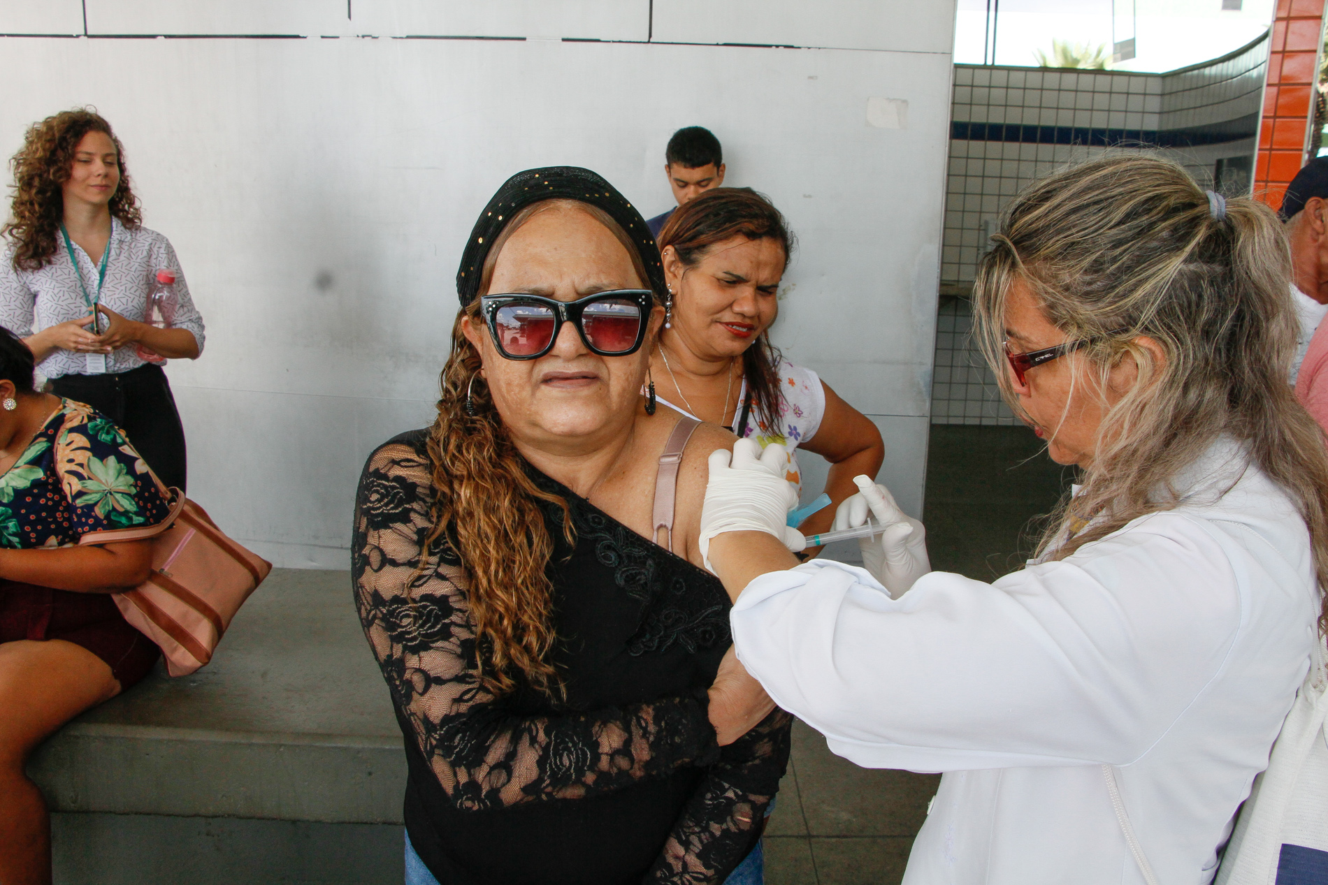 senhora recebendo vacina no braço