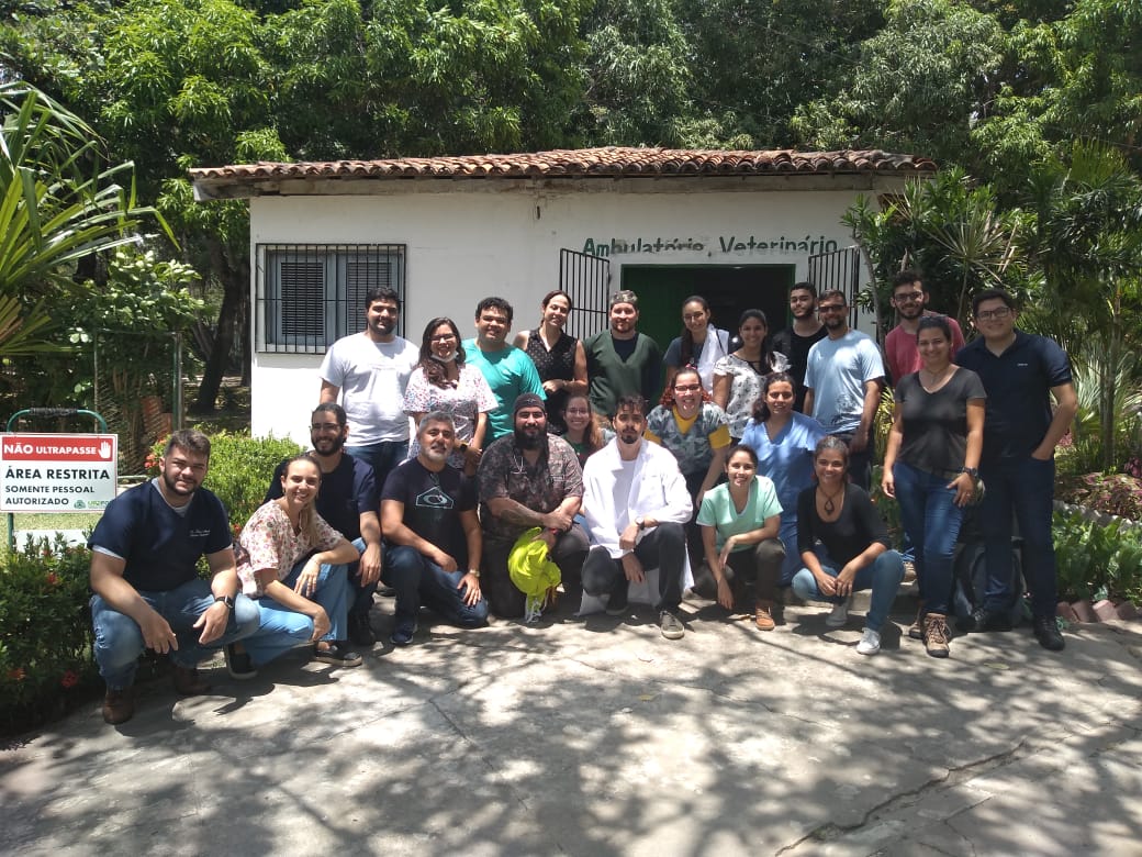 grupo de pessoas posando pra foto em frente a ambulatóri veterinário