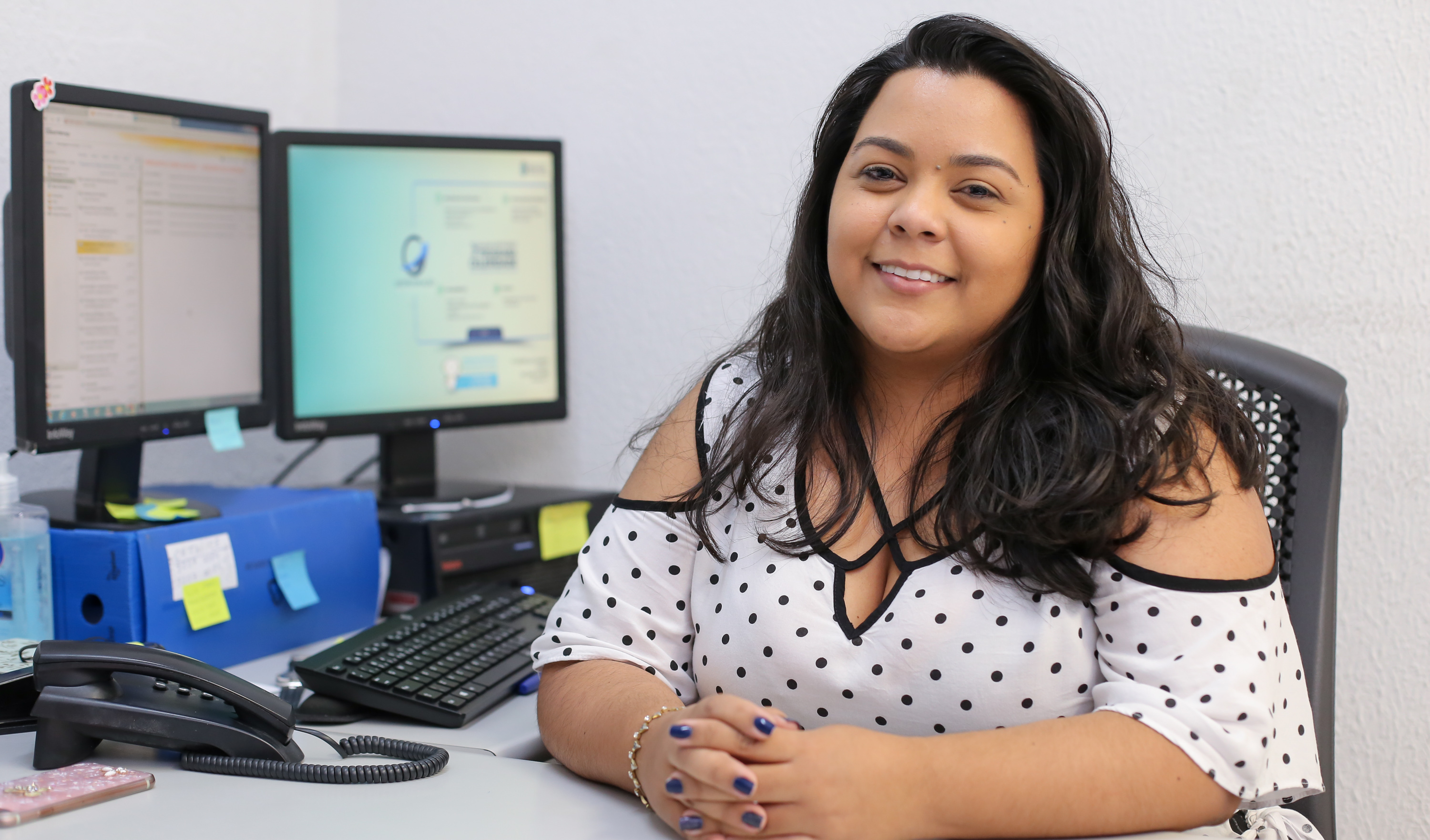 mulher sentada sorrindo para a foto