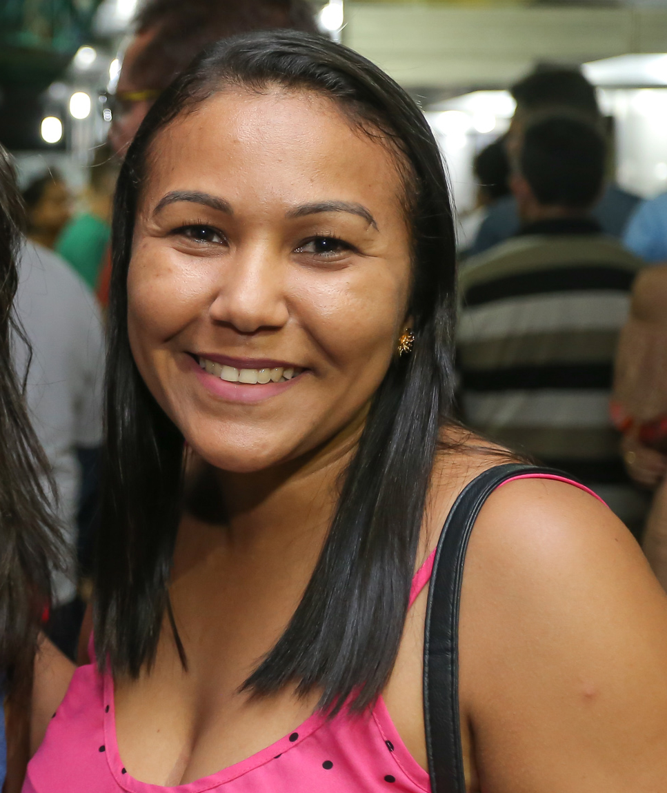 moça sorrindo para a foto