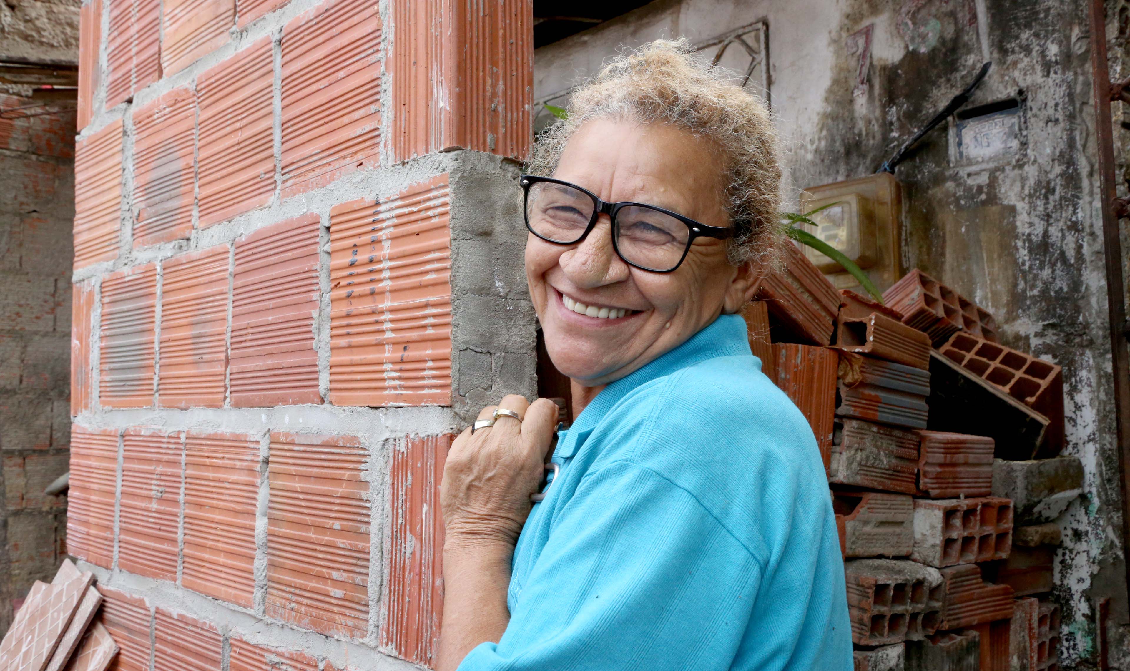 senhora idosa sorrindo para a foto