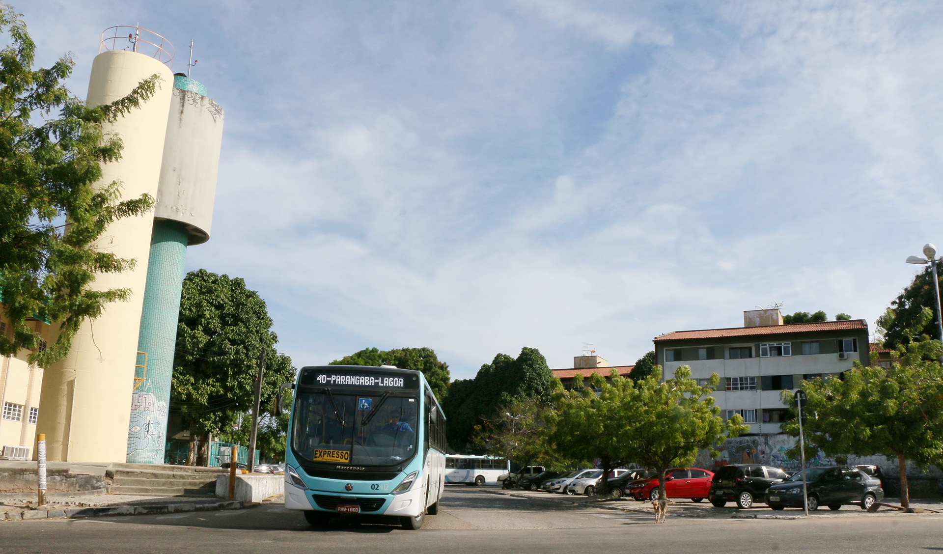 ônibus saindo de terminal