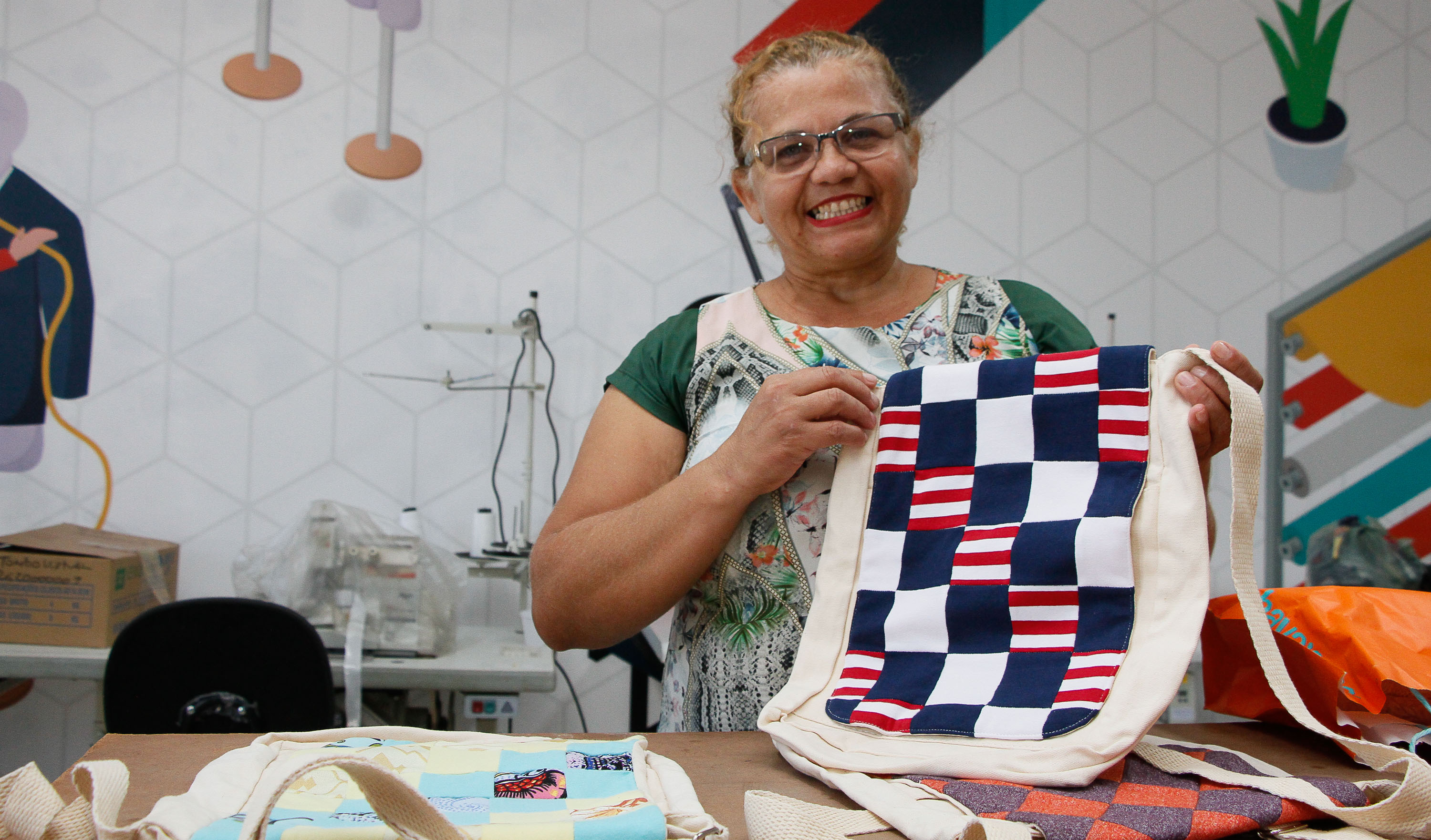 senhor de óculos segurando bolsa de tecido e sorrindo para a foto