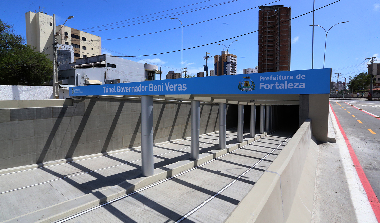 entrada de túnel com placa escrito nome Túnel Governador Beni Veras