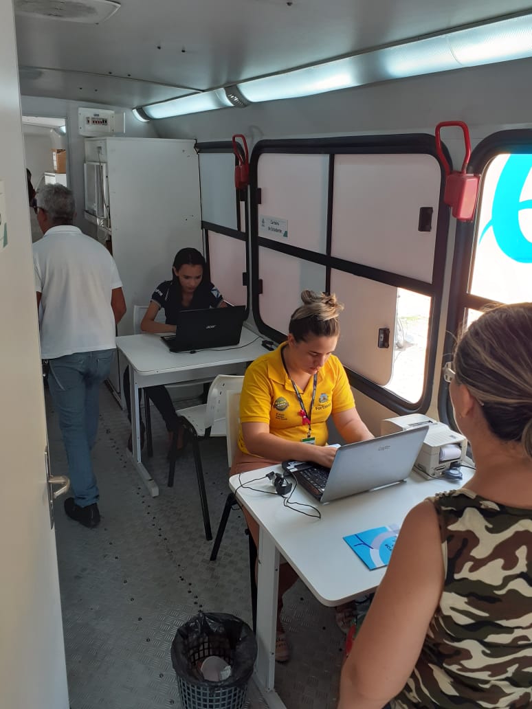 pessoas sentadas em frente a computador