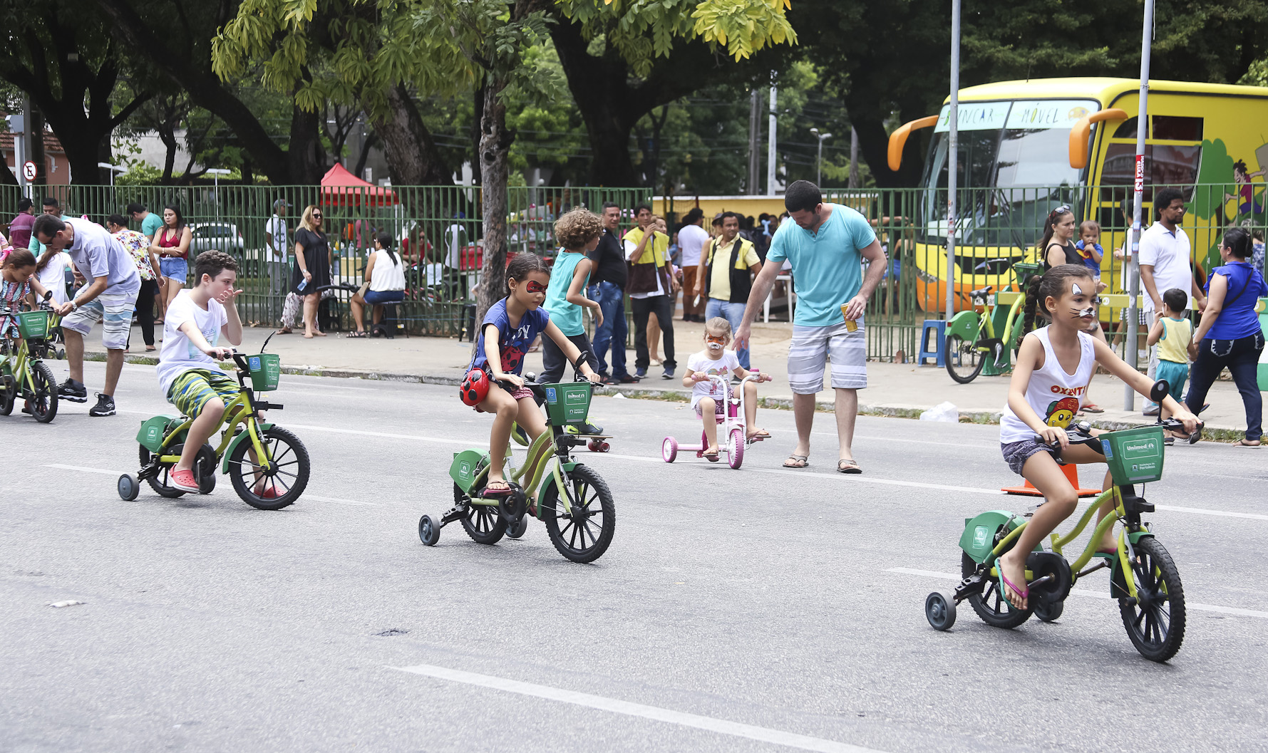 a imagem mostra várias crianças andando de bicicleta