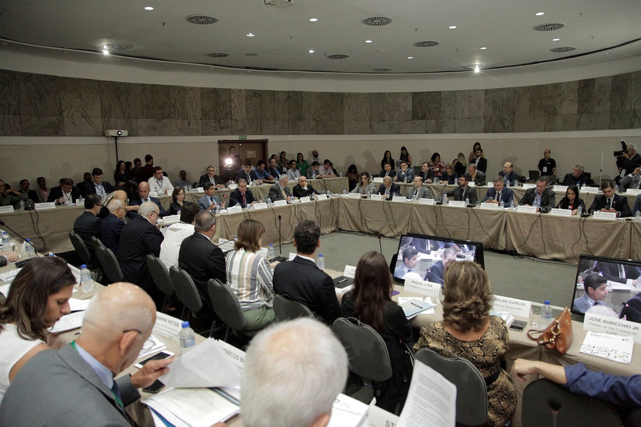 pessoas numa sala de reunião