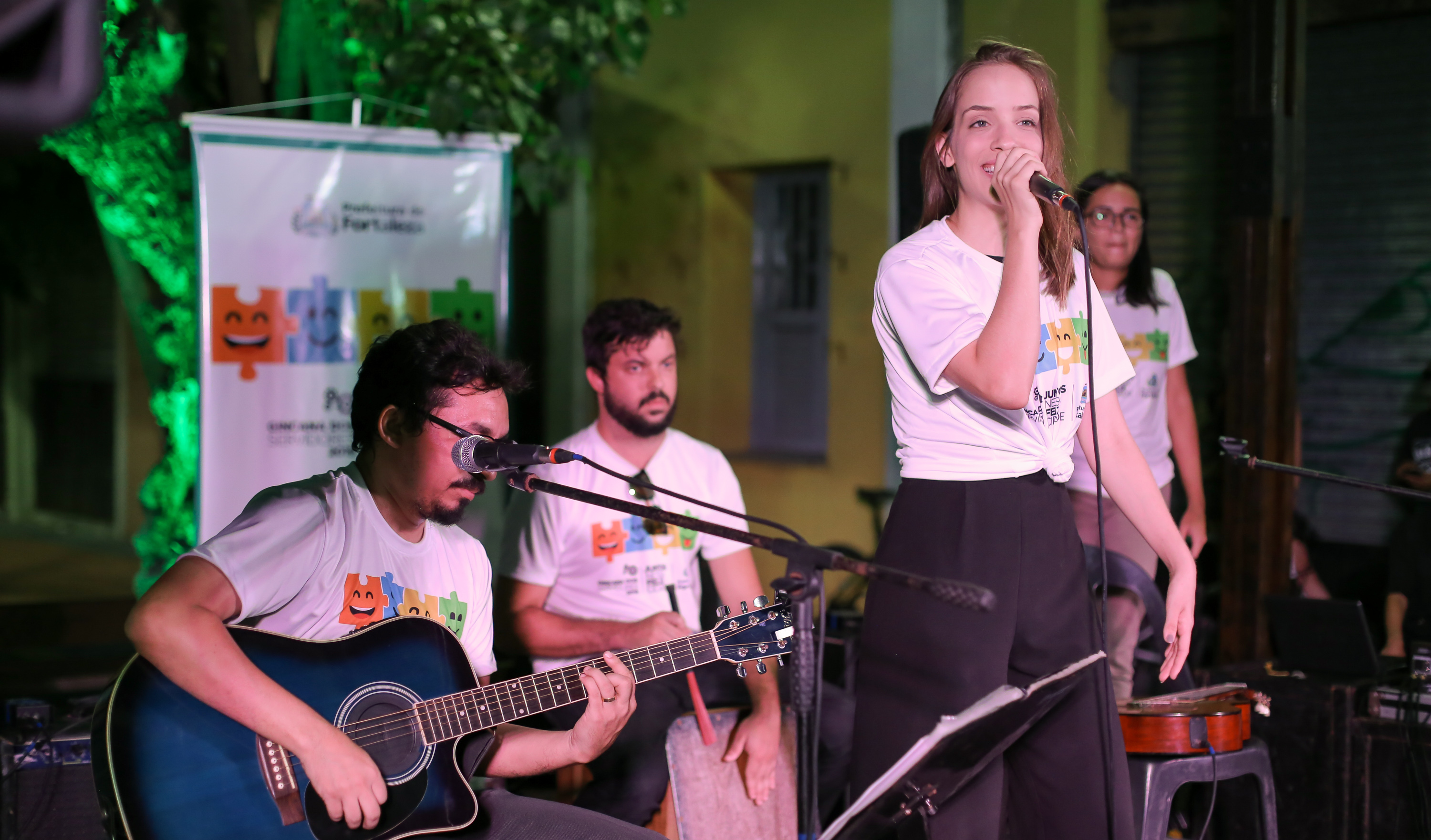 mulher cantando em um palco