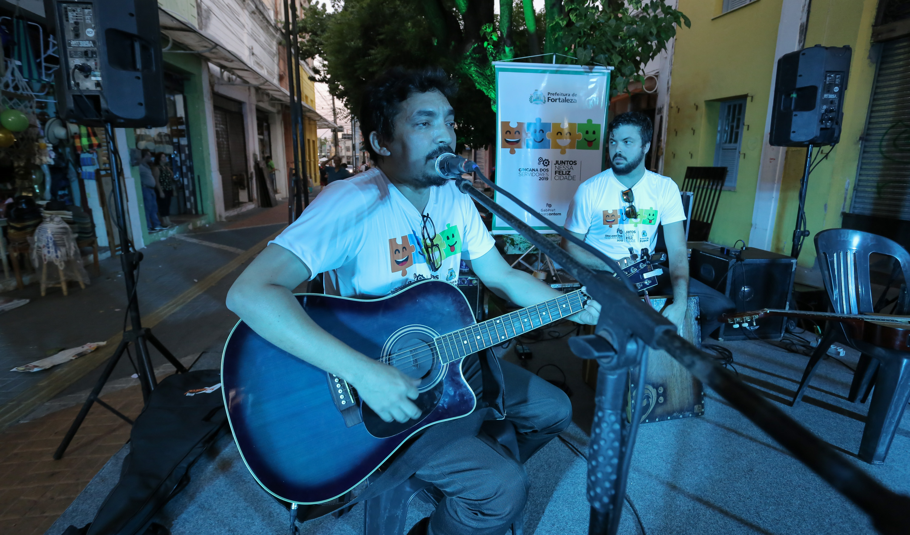 homem tocando violão