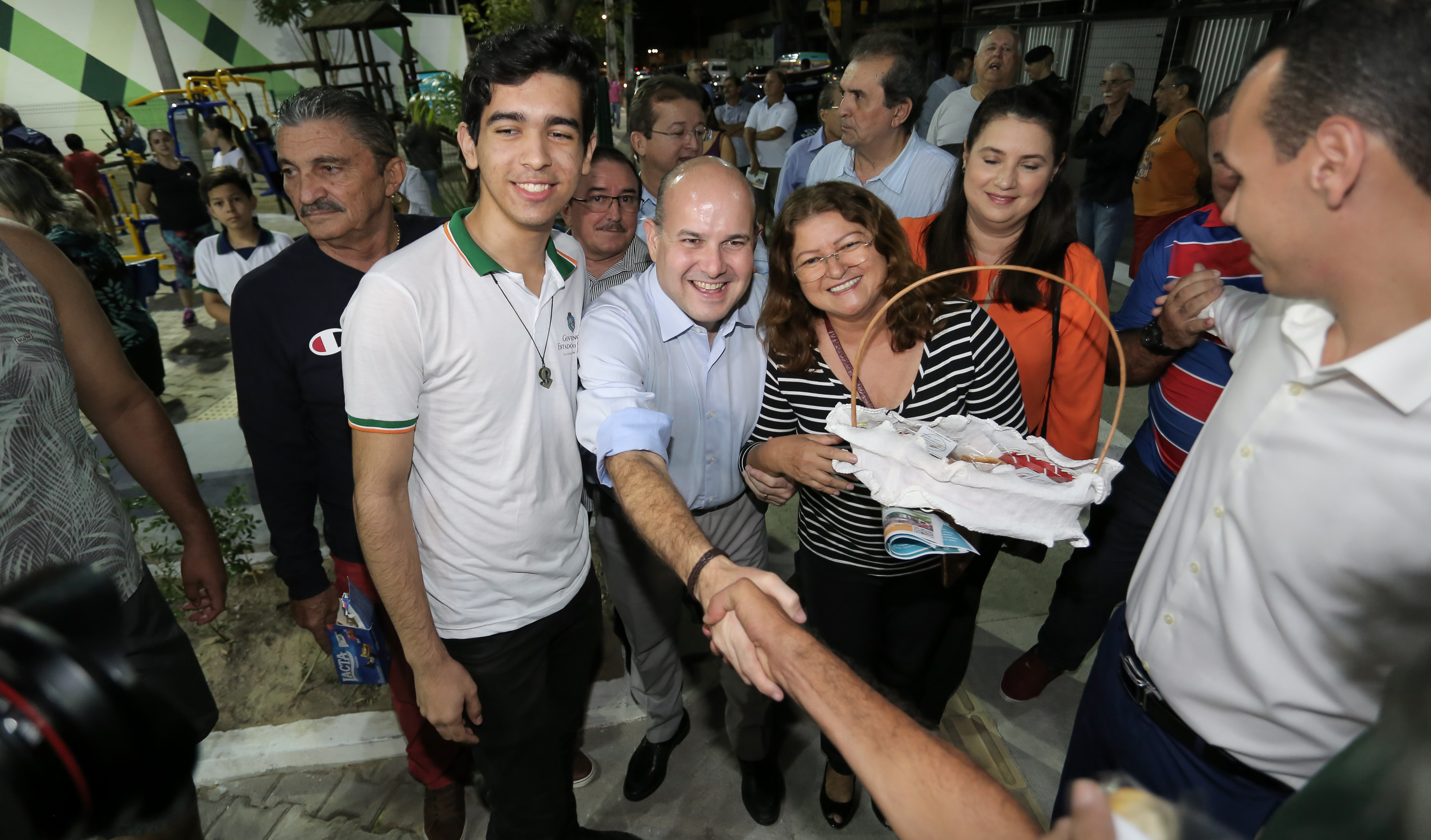 prefeito roberto cláudio abraça uma mulher durante a inauguração da praça