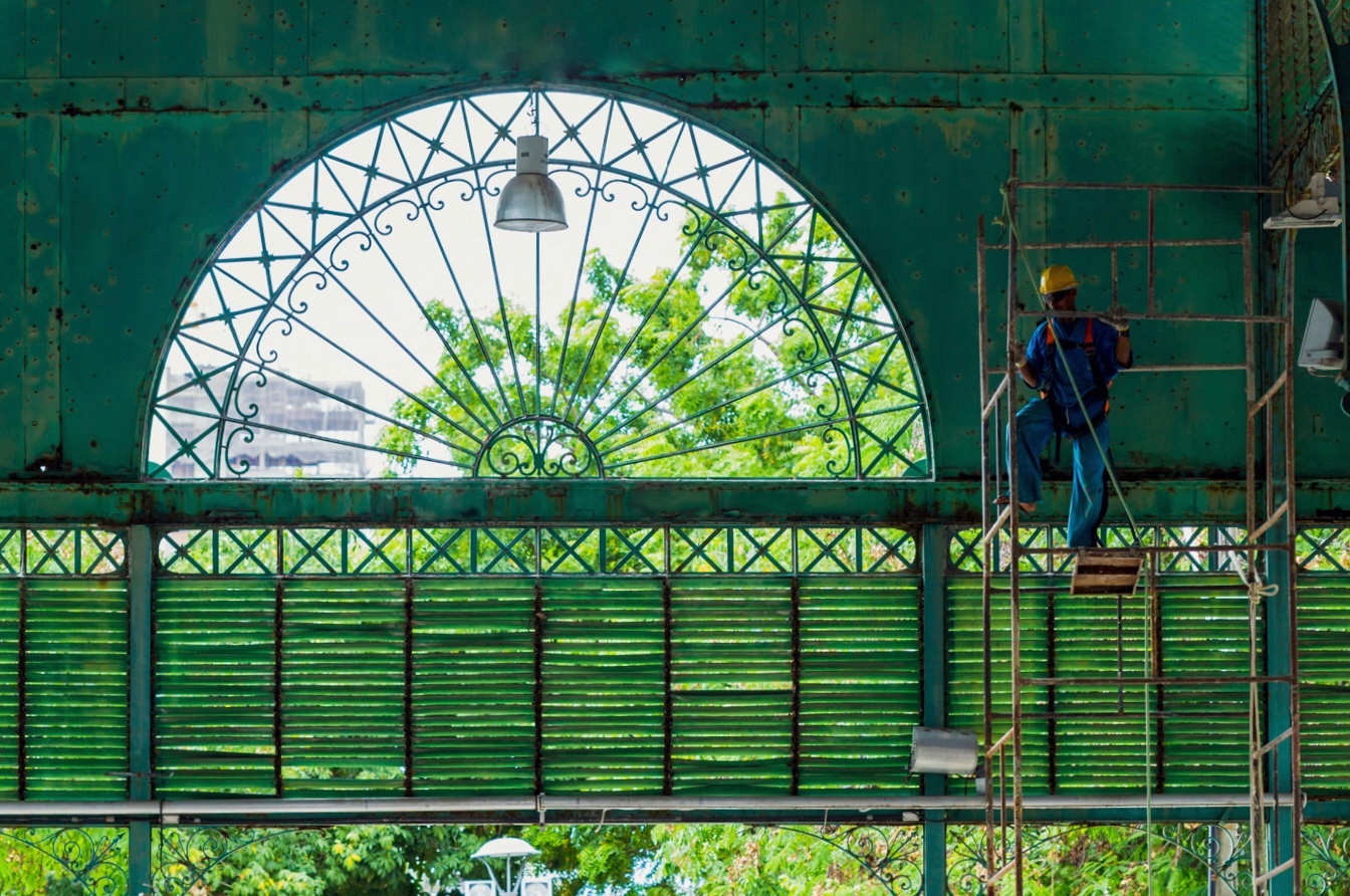 trabalho de manutenção preventiva no Mercado dos Pinhões (Foto: Thiago Matine)