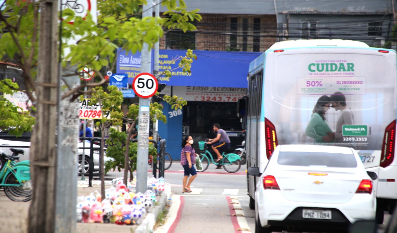 a imagem mostra uma avenida de fortaleza