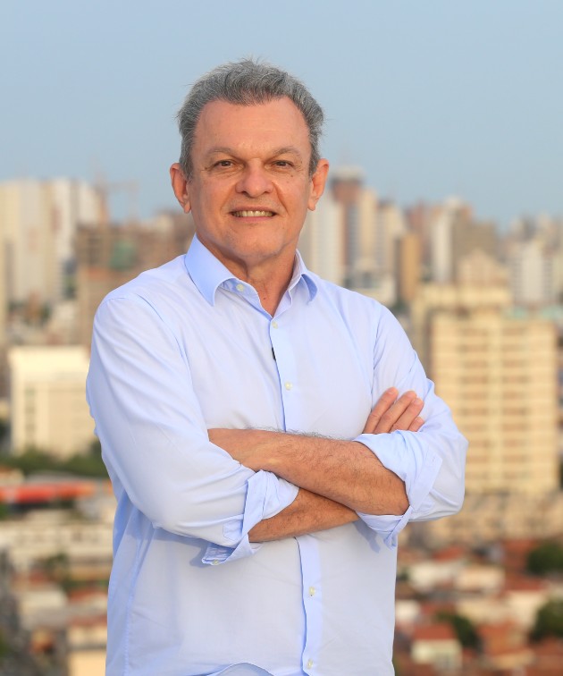 prefeito posa para a foto