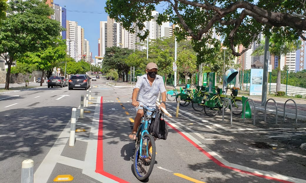 Ciclista utilizando ciclofaixa