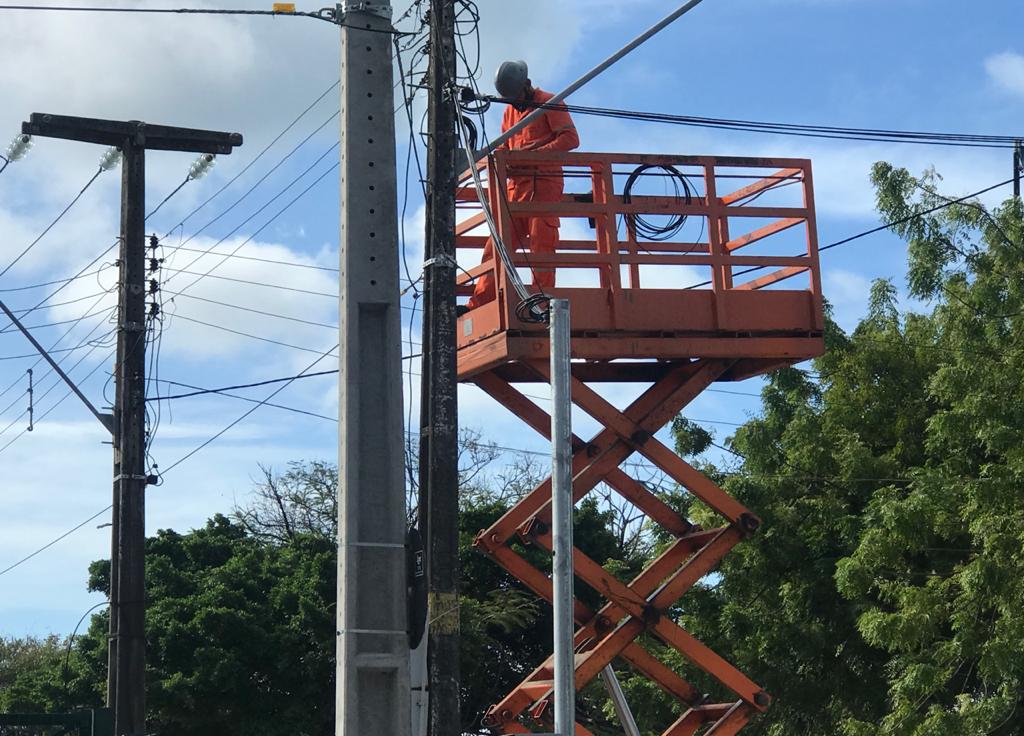 operário instalando um semáforo