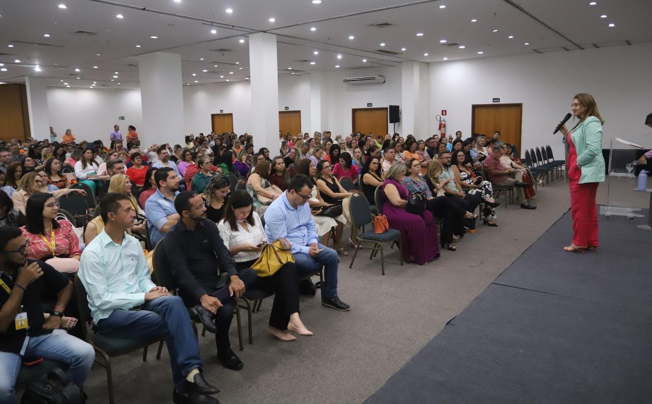 Secretária Dalila palestrando durante seminário de gestores