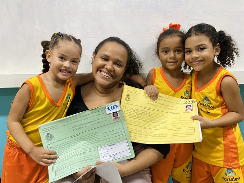 Foto de professora com alunos