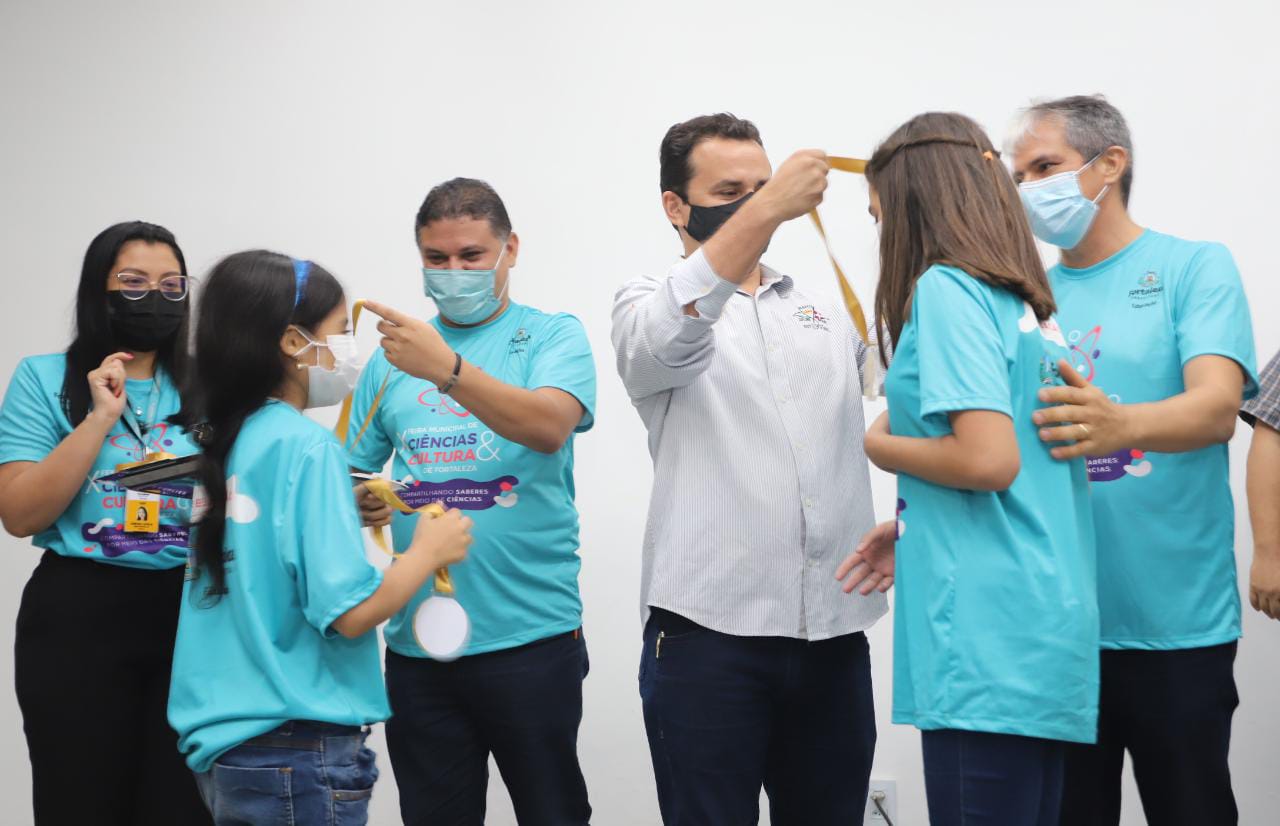 Alunos recebendo medalhas