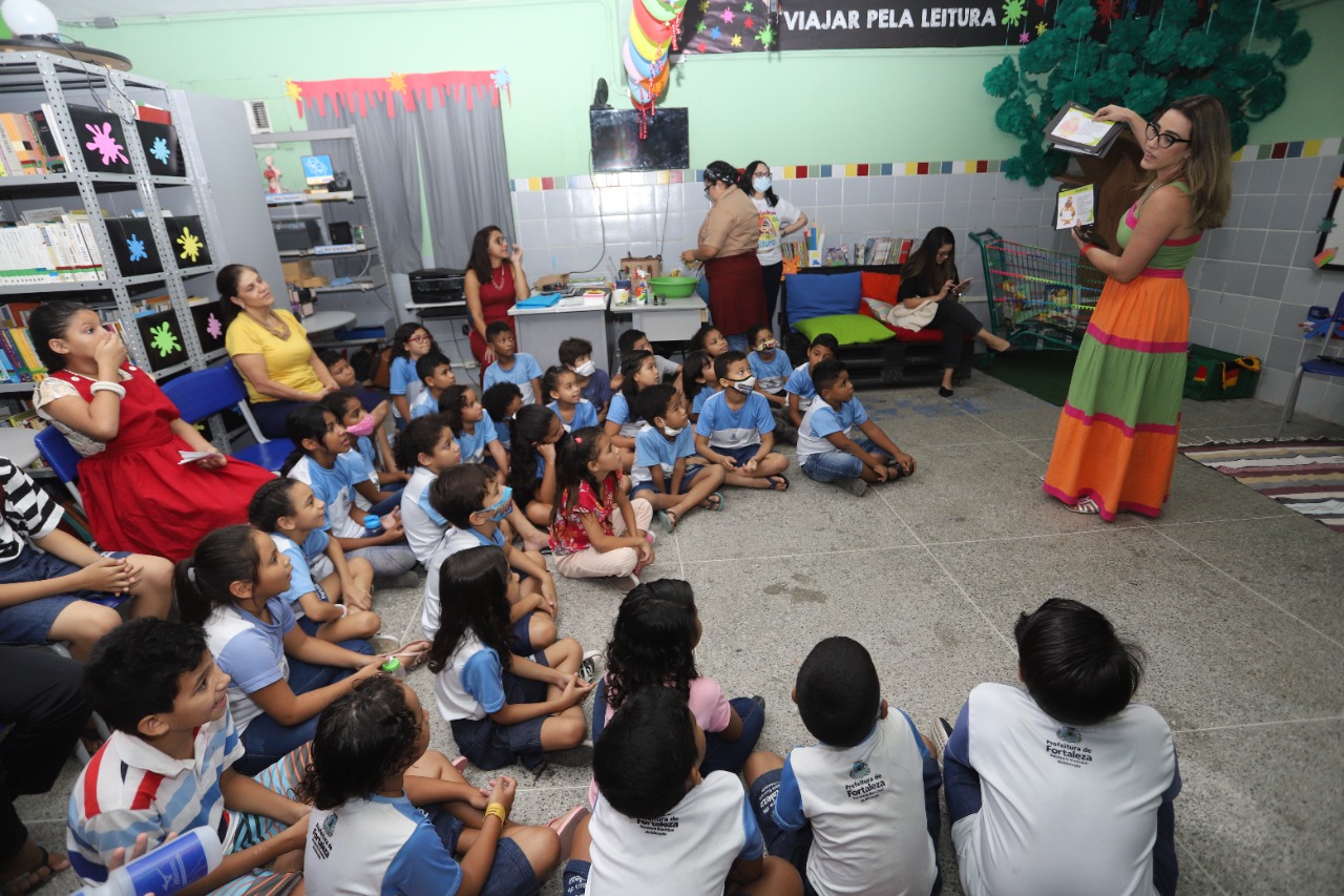 Alunos assistindo a uma contação de história