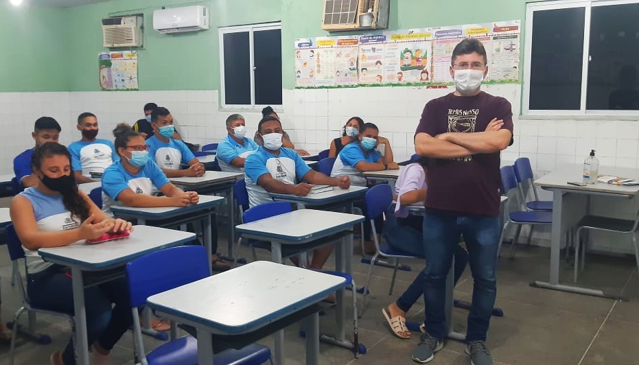 Professor com alunos em sala de aula