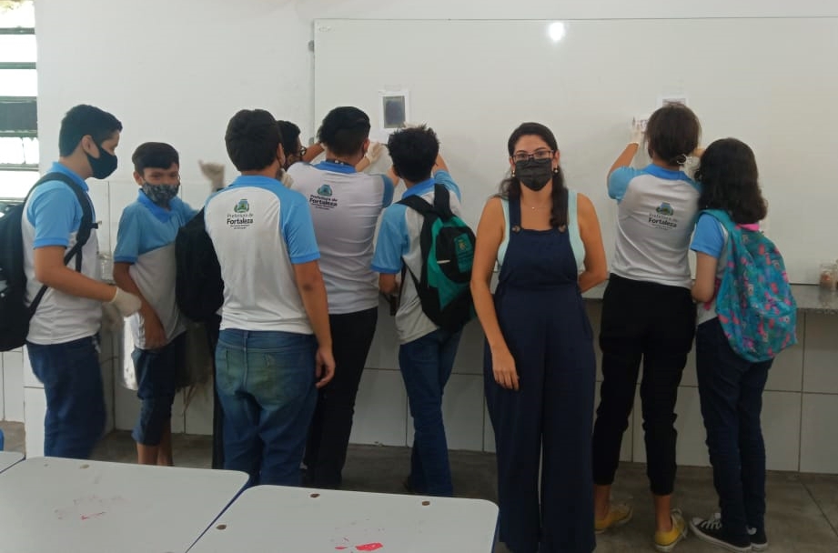 Professora com alunos em sala de aula