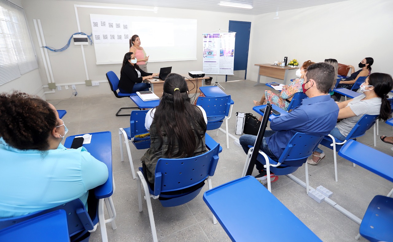 Professor apresentando trabalho no colóquio 2021