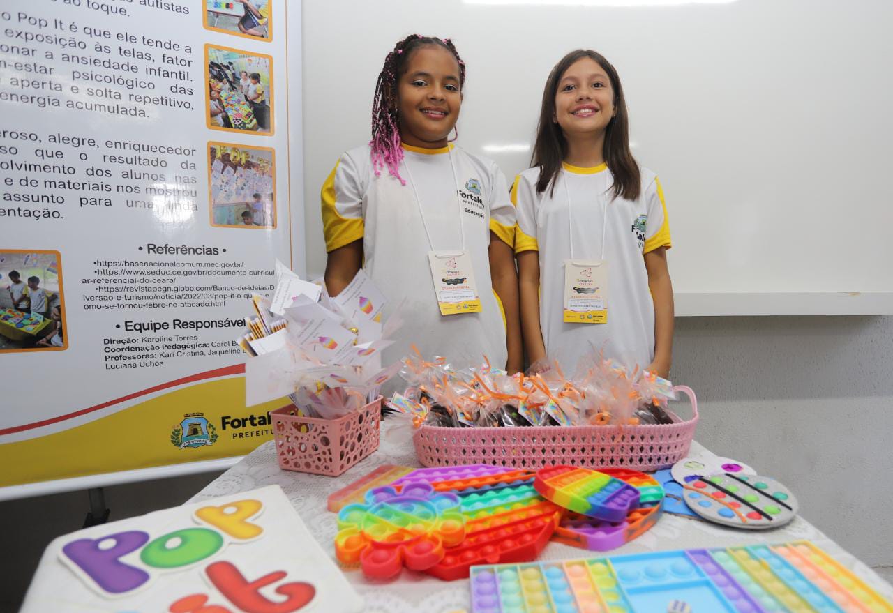 Alunas da Rede Municipal apresentando trabalho sobre pop it na Feira de Ciências