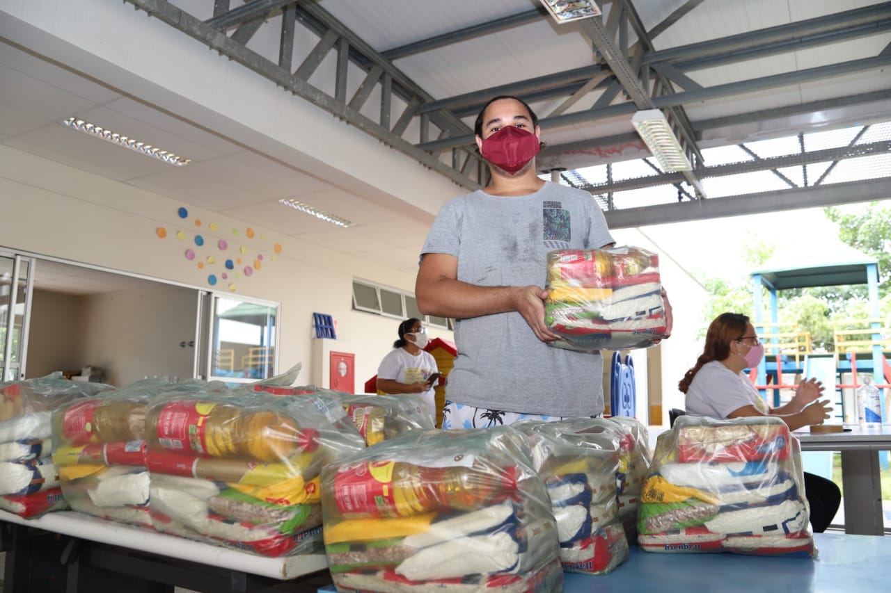 Pai de aluno recebendo o kit alimentação