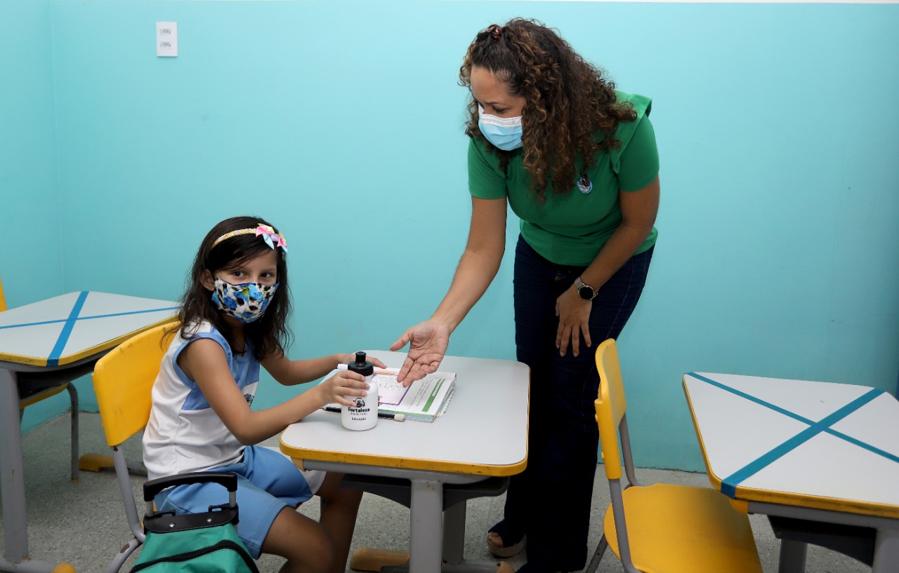 Aluna em sala aula em diálogo com a professora